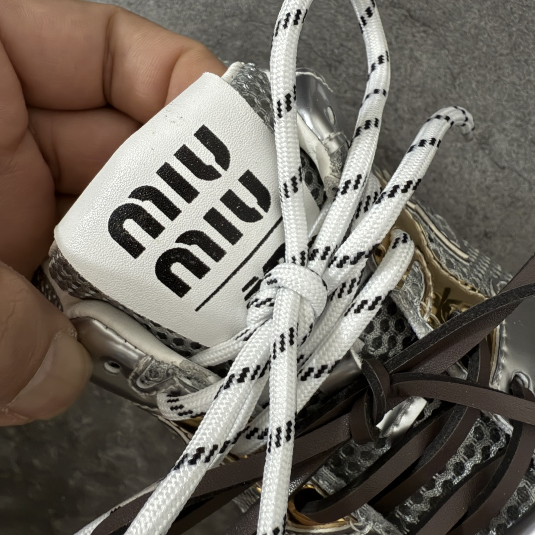图片[6]-【海淘礼盒版】Miumiu x New Balance NB530 新百伦缪缪联名款复古运动鞋 全套原楦原纸板原厂数据开发 原厂三文治网纱 原装进口羊皮加羊反绒正确绒感卡色 正确中底拉帮中底纸板满印细节 冲裁组合 匠心打造 耗时两个月开发完成 工艺极其复杂难度可想而知 新开独立私模大底 全网唯一正确私模大底 高端零售专供产物 这双变奏版本的530 SL 有着抢眼的双鞋带系统 以撞色的拼接感带出不同以往的风格 同时透过网眼面料与麂皮呈现复古质地 除了极为受到欢迎的棕色调之外 还推出了轻盈的裸白色系 而双方的联名徽标则展现在鞋舌以及内里衬底之上 搭配棉质和皮革的双重鞋带设计呈现出不俗的质感 此番的一大亮点就是将原来的ABZORB 鞋底更换为超薄外底 诠释Y2K风造型 鞋舌上的\”MiuMiu\”和\”NB\”Logo彰显联名身份 整双鞋带来浓浓的复古氛围 尺码：35-40-选品中心