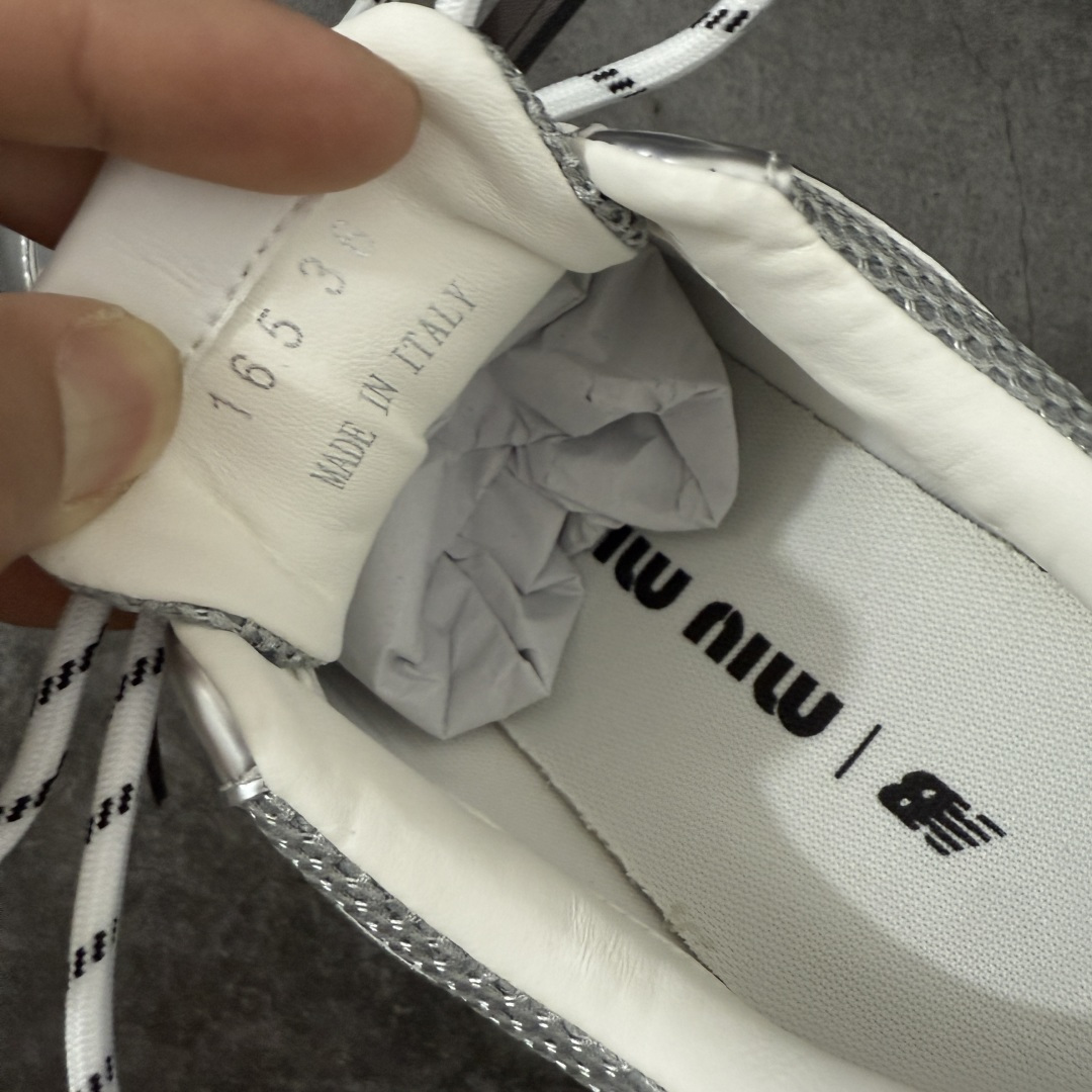 图片[7]-【海淘礼盒版】Miumiu x New Balance NB530 新百伦缪缪联名款复古运动鞋 全套原楦原纸板原厂数据开发 原厂三文治网纱 原装进口羊皮加羊反绒正确绒感卡色 正确中底拉帮中底纸板满印细节 冲裁组合 匠心打造 耗时两个月开发完成 工艺极其复杂难度可想而知 新开独立私模大底 全网唯一正确私模大底 高端零售专供产物 这双变奏版本的530 SL 有着抢眼的双鞋带系统 以撞色的拼接感带出不同以往的风格 同时透过网眼面料与麂皮呈现复古质地 除了极为受到欢迎的棕色调之外 还推出了轻盈的裸白色系 而双方的联名徽标则展现在鞋舌以及内里衬底之上 搭配棉质和皮革的双重鞋带设计呈现出不俗的质感 此番的一大亮点就是将原来的ABZORB 鞋底更换为超薄外底 诠释Y2K风造型 鞋舌上的\”MiuMiu\”和\”NB\”Logo彰显联名身份 整双鞋带来浓浓的复古氛围 尺码：35-40-选品中心