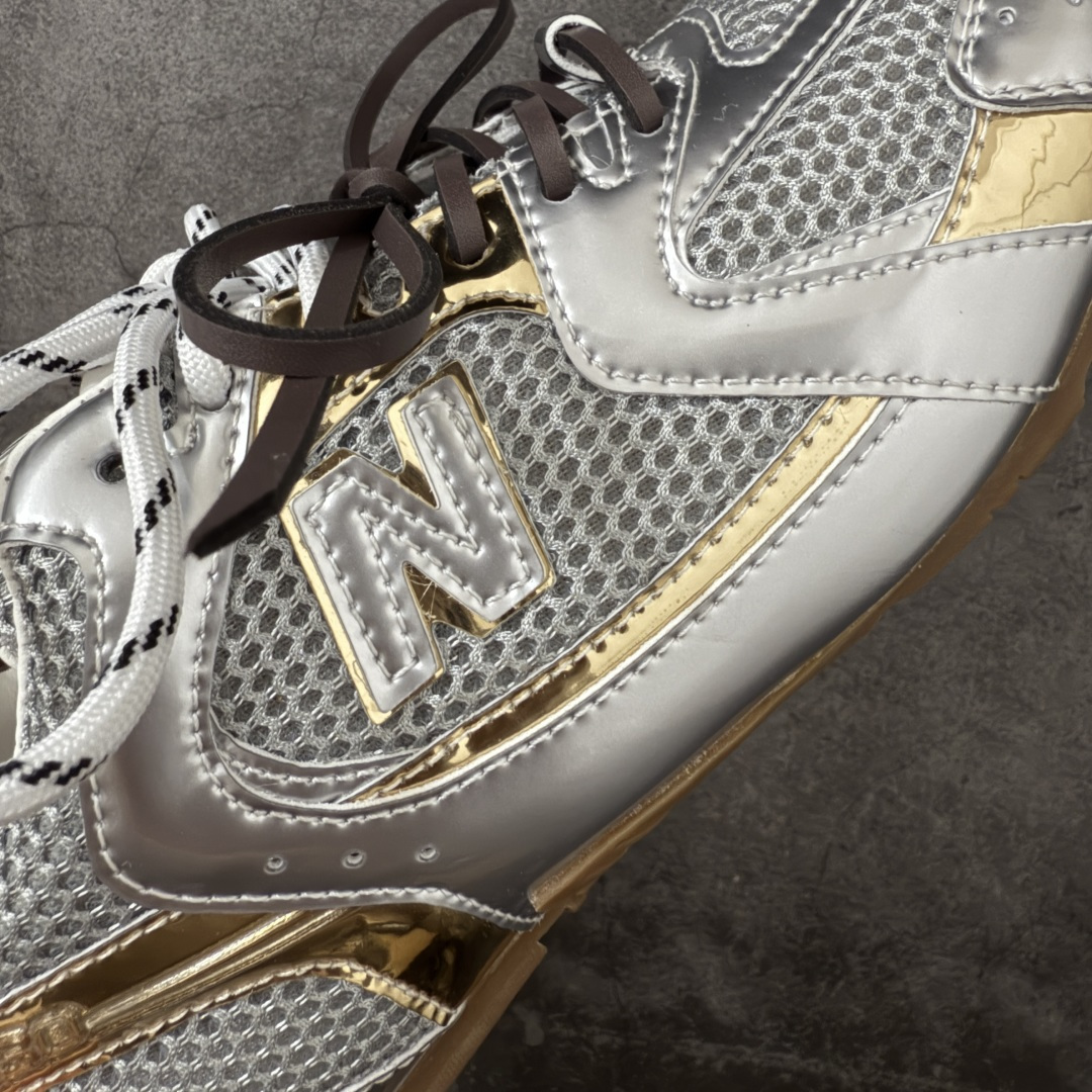 图片[4]-【海淘礼盒版】Miumiu x New Balance NB530 新百伦缪缪联名款复古运动鞋 全套原楦原纸板原厂数据开发 原厂三文治网纱 原装进口羊皮加羊反绒正确绒感卡色 正确中底拉帮中底纸板满印细节 冲裁组合 匠心打造 耗时两个月开发完成 工艺极其复杂难度可想而知 新开独立私模大底 全网唯一正确私模大底 高端零售专供产物 这双变奏版本的530 SL 有着抢眼的双鞋带系统 以撞色的拼接感带出不同以往的风格 同时透过网眼面料与麂皮呈现复古质地 除了极为受到欢迎的棕色调之外 还推出了轻盈的裸白色系 而双方的联名徽标则展现在鞋舌以及内里衬底之上 搭配棉质和皮革的双重鞋带设计呈现出不俗的质感 此番的一大亮点就是将原来的ABZORB 鞋底更换为超薄外底 诠释Y2K风造型 鞋舌上的\”MiuMiu\”和\”NB\”Logo彰显联名身份 整双鞋带来浓浓的复古氛围 尺码：35-40-选品中心