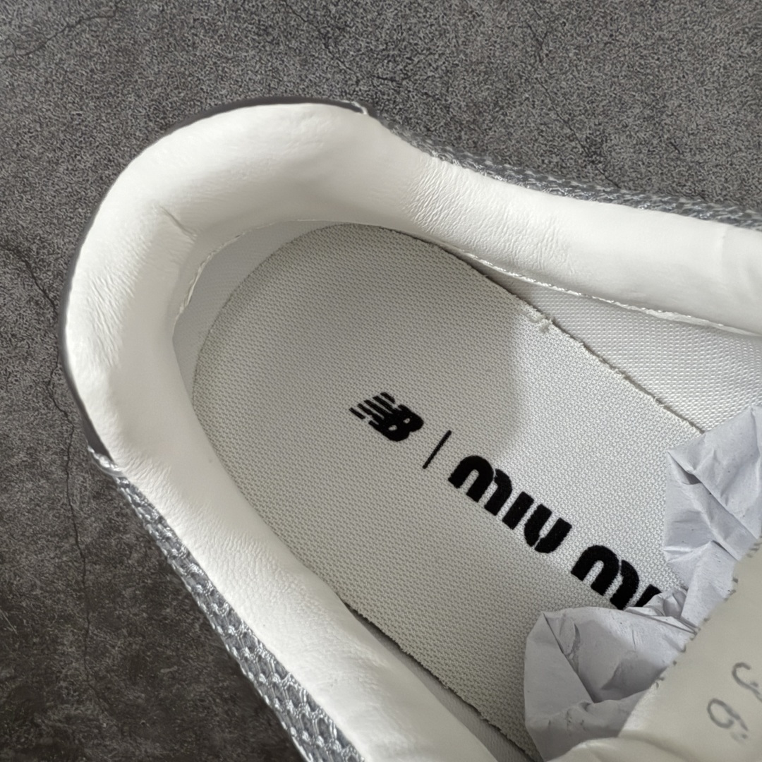 图片[8]-【海淘礼盒版】Miumiu x New Balance NB530 新百伦缪缪联名款复古运动鞋 全套原楦原纸板原厂数据开发 原厂三文治网纱 原装进口羊皮加羊反绒正确绒感卡色 正确中底拉帮中底纸板满印细节 冲裁组合 匠心打造 耗时两个月开发完成 工艺极其复杂难度可想而知 新开独立私模大底 全网唯一正确私模大底 高端零售专供产物 这双变奏版本的530 SL 有着抢眼的双鞋带系统 以撞色的拼接感带出不同以往的风格 同时透过网眼面料与麂皮呈现复古质地 除了极为受到欢迎的棕色调之外 还推出了轻盈的裸白色系 而双方的联名徽标则展现在鞋舌以及内里衬底之上 搭配棉质和皮革的双重鞋带设计呈现出不俗的质感 此番的一大亮点就是将原来的ABZORB 鞋底更换为超薄外底 诠释Y2K风造型 鞋舌上的\”MiuMiu\”和\”NB\”Logo彰显联名身份 整双鞋带来浓浓的复古氛围 尺码：35-40-选品中心