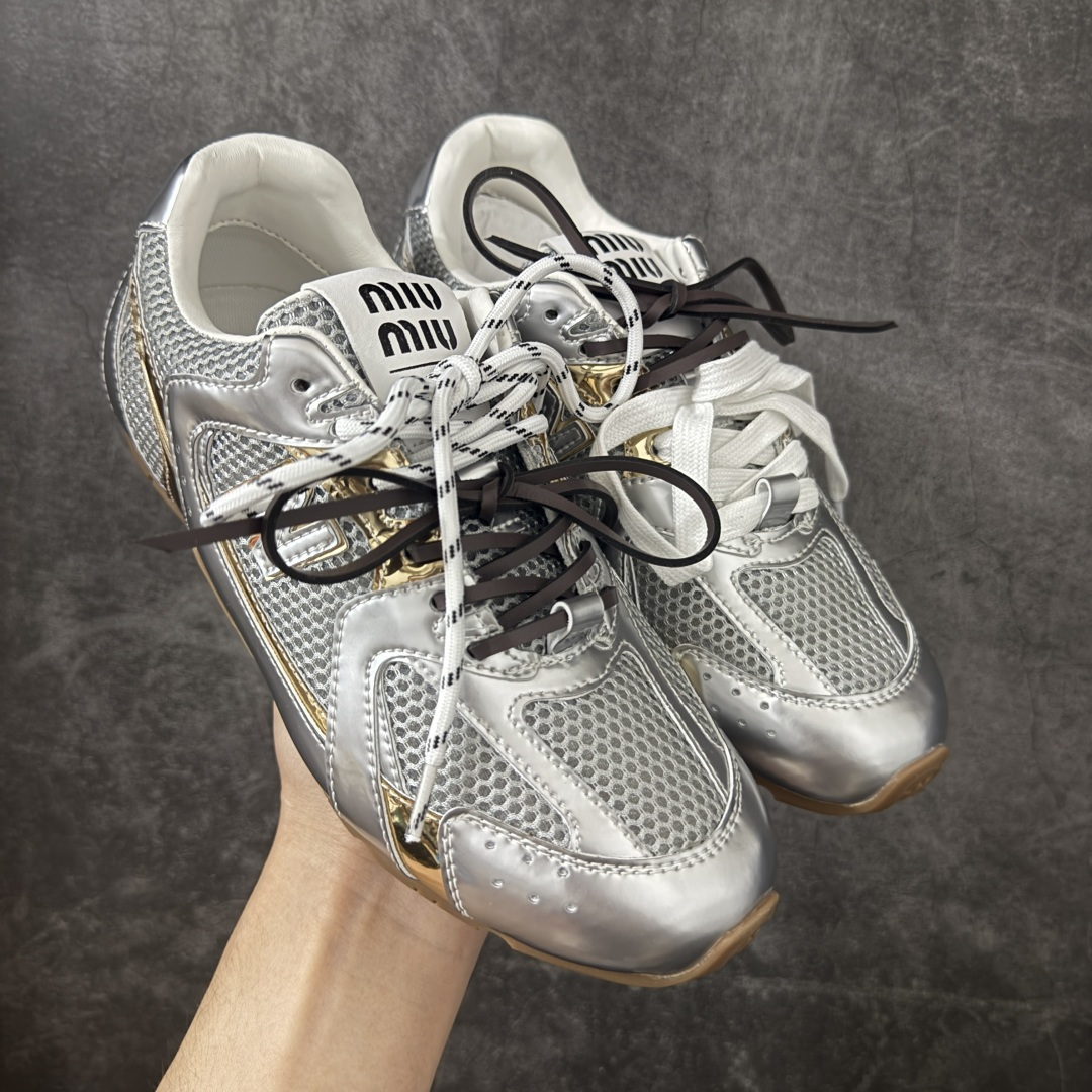 【海淘礼盒版】Miumiu x New Balance NB530 新百伦缪缪联名款复古运动鞋 全套原楦原纸板原厂数据开发 原厂三文治网纱 原装进口羊皮加羊反绒正确绒感卡色 正确中底拉帮中底纸板满印细节 冲裁组合 匠心打造 耗时两个月开发完成 工艺极其复杂难度可想而知 新开独立私模大底 全网唯一正确私模大底 高端零售专供产物 这双变奏版本的530 SL 有着抢眼的双鞋带系统 以撞色的拼接感带出不同以往的风格 同时透过网眼面料与麂皮呈现复古质地 除了极为受到欢迎的棕色调之外 还推出了轻盈的裸白色系 而双方的联名徽标则展现在鞋舌以及内里衬底之上 搭配棉质和皮革的双重鞋带设计呈现出不俗的质感 此番的一大亮点就是将原来的ABZORB 鞋底更换为超薄外底 诠释Y2K风造型 鞋舌上的\