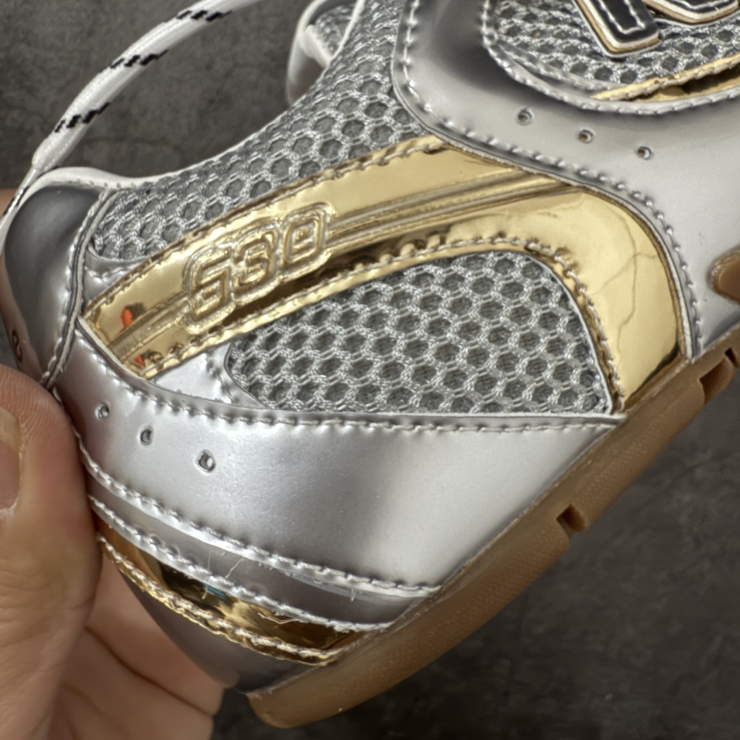 图片[3]-【海淘礼盒版】Miumiu x New Balance NB530 新百伦缪缪联名款复古运动鞋 全套原楦原纸板原厂数据开发 原厂三文治网纱 原装进口羊皮加羊反绒正确绒感卡色 正确中底拉帮中底纸板满印细节 冲裁组合 匠心打造 耗时两个月开发完成 工艺极其复杂难度可想而知 新开独立私模大底 全网唯一正确私模大底 高端零售专供产物 这双变奏版本的530 SL 有着抢眼的双鞋带系统 以撞色的拼接感带出不同以往的风格 同时透过网眼面料与麂皮呈现复古质地 除了极为受到欢迎的棕色调之外 还推出了轻盈的裸白色系 而双方的联名徽标则展现在鞋舌以及内里衬底之上 搭配棉质和皮革的双重鞋带设计呈现出不俗的质感 此番的一大亮点就是将原来的ABZORB 鞋底更换为超薄外底 诠释Y2K风造型 鞋舌上的\”MiuMiu\”和\”NB\”Logo彰显联名身份 整双鞋带来浓浓的复古氛围 尺码：35-40-选品中心
