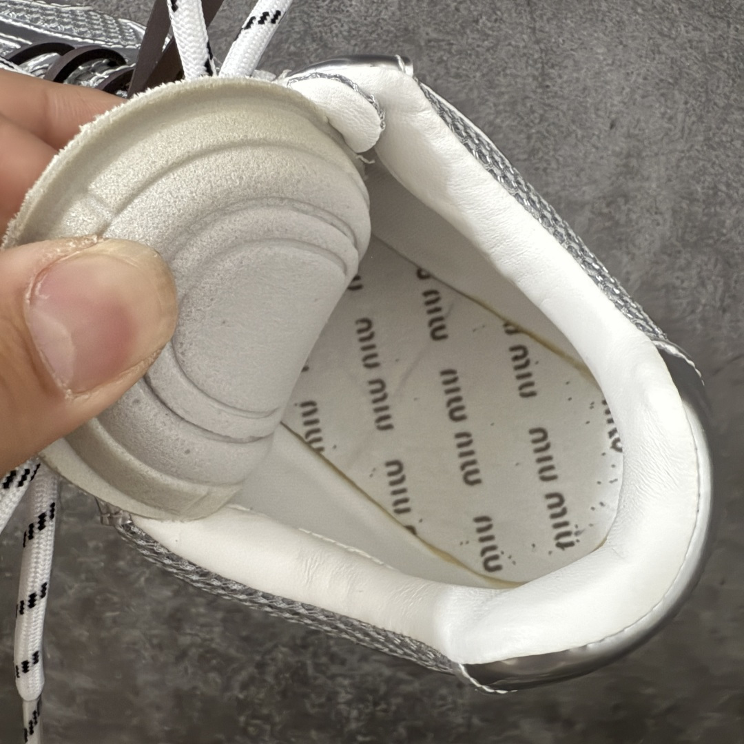 图片[9]-【海淘礼盒版】Miumiu x New Balance NB530 新百伦缪缪联名款复古运动鞋 全套原楦原纸板原厂数据开发 原厂三文治网纱 原装进口羊皮加羊反绒正确绒感卡色 正确中底拉帮中底纸板满印细节 冲裁组合 匠心打造 耗时两个月开发完成 工艺极其复杂难度可想而知 新开独立私模大底 全网唯一正确私模大底 高端零售专供产物 这双变奏版本的530 SL 有着抢眼的双鞋带系统 以撞色的拼接感带出不同以往的风格 同时透过网眼面料与麂皮呈现复古质地 除了极为受到欢迎的棕色调之外 还推出了轻盈的裸白色系 而双方的联名徽标则展现在鞋舌以及内里衬底之上 搭配棉质和皮革的双重鞋带设计呈现出不俗的质感 此番的一大亮点就是将原来的ABZORB 鞋底更换为超薄外底 诠释Y2K风造型 鞋舌上的\”MiuMiu\”和\”NB\”Logo彰显联名身份 整双鞋带来浓浓的复古氛围 尺码：35-40-选品中心
