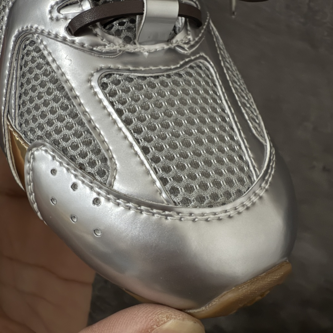 图片[5]-【海淘礼盒版】Miumiu x New Balance NB530 新百伦缪缪联名款复古运动鞋 全套原楦原纸板原厂数据开发 原厂三文治网纱 原装进口羊皮加羊反绒正确绒感卡色 正确中底拉帮中底纸板满印细节 冲裁组合 匠心打造 耗时两个月开发完成 工艺极其复杂难度可想而知 新开独立私模大底 全网唯一正确私模大底 高端零售专供产物 这双变奏版本的530 SL 有着抢眼的双鞋带系统 以撞色的拼接感带出不同以往的风格 同时透过网眼面料与麂皮呈现复古质地 除了极为受到欢迎的棕色调之外 还推出了轻盈的裸白色系 而双方的联名徽标则展现在鞋舌以及内里衬底之上 搭配棉质和皮革的双重鞋带设计呈现出不俗的质感 此番的一大亮点就是将原来的ABZORB 鞋底更换为超薄外底 诠释Y2K风造型 鞋舌上的\”MiuMiu\”和\”NB\”Logo彰显联名身份 整双鞋带来浓浓的复古氛围 尺码：35-40-选品中心