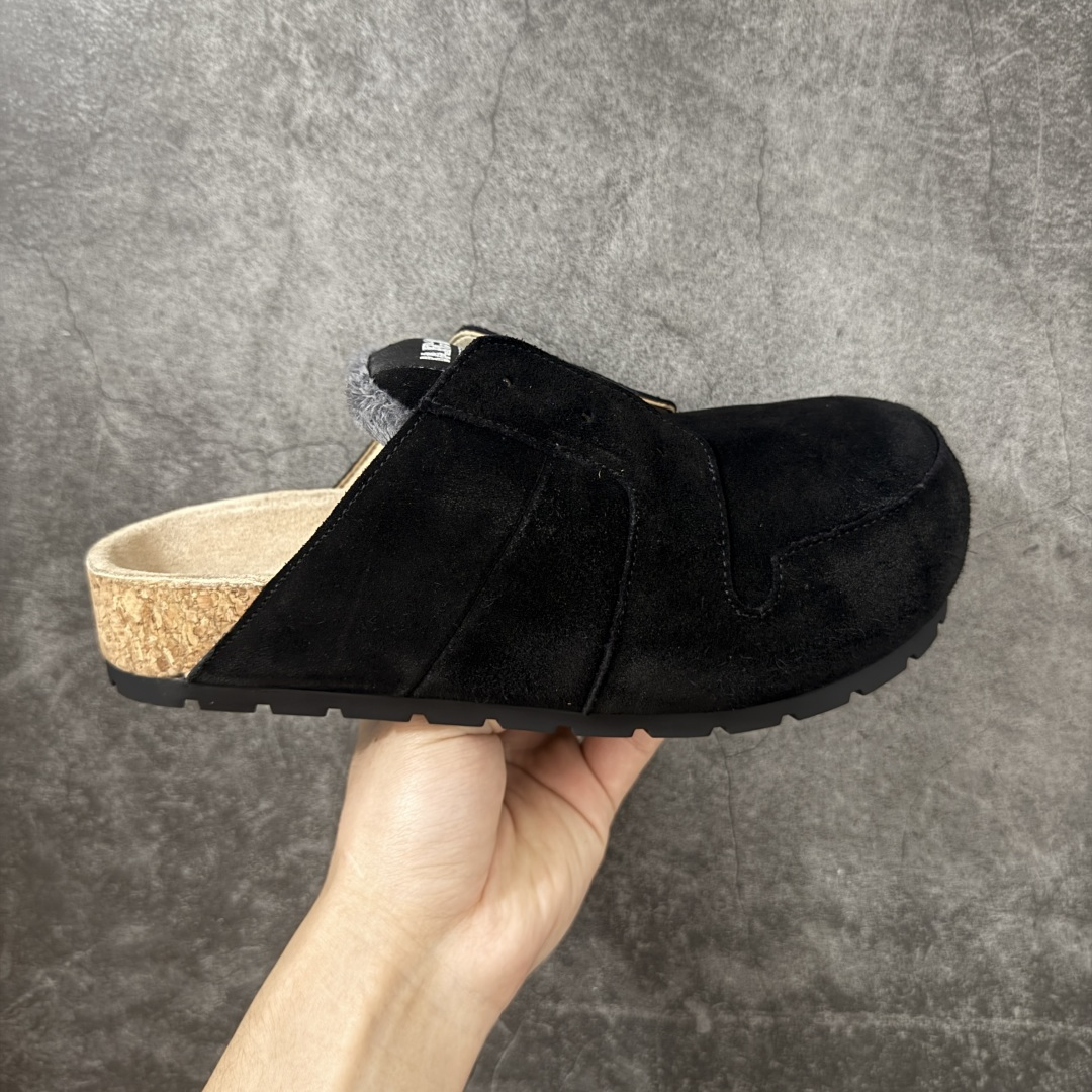 【莞产G版】Balenciaga Dumbo 巴黎世家小牛皮做旧效果 明线缝制穆勒鞋包头拖鞋 Balenciaga是由被誉为代表二十世纪的伟大天才设计师 Cristobal Balenciaga 创立的，在品牌创立的大半个世纪以来，巴黎世家一直以时尚、典雅闻名于时装界，它的主题产品有女士和男士提包、机车包、鞋子和时装，在15年王大仁卸任品牌设计师后，品牌的风格发生了翻天覆地的变化，凭借着人气超高的街头风T恤、老爹鞋等迅速霸屏各大时装周和时尚圈。 尺码：35/45-选品中心