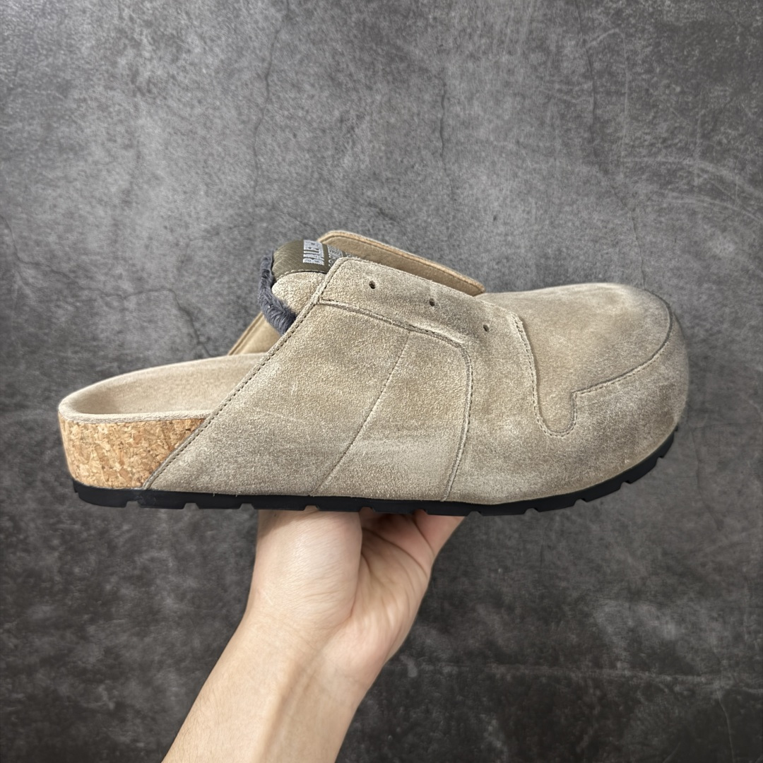 【莞产G版】Balenciaga Dumbo 巴黎世家小牛皮做旧效果 明线缝制穆勒鞋包头拖鞋 Balenciaga是由被誉为代表二十世纪的伟大天才设计师 Cristobal Balenciaga 创立的，在品牌创立的大半个世纪以来，巴黎世家一直以时尚、典雅闻名于时装界，它的主题产品有女士和男士提包、机车包、鞋子和时装，在15年王大仁卸任品牌设计师后，品牌的风格发生了翻天覆地的变化，凭借着人气超高的街头风T恤、老爹鞋等迅速霸屏各大时装周和时尚圈。 尺码：35/45-选品中心