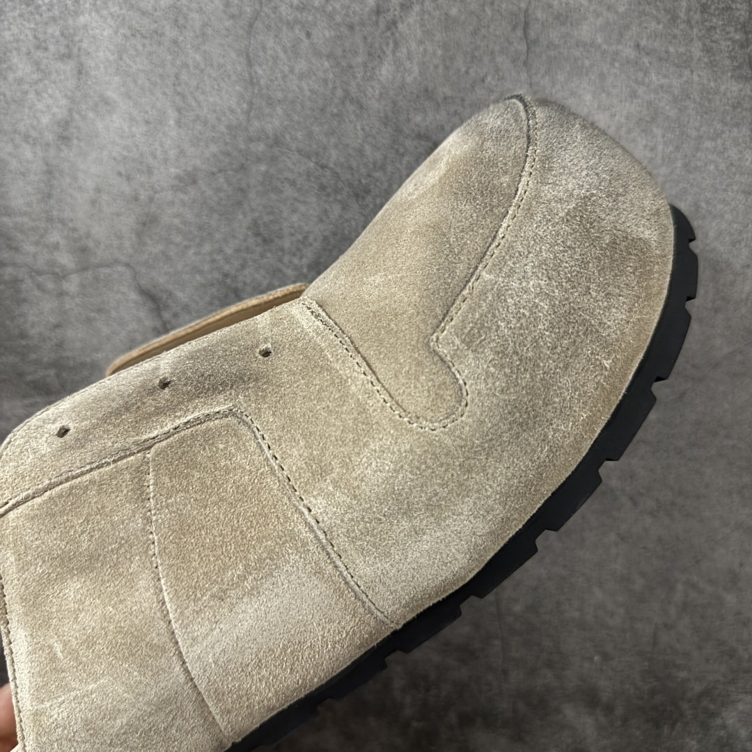 图片[6]-【莞产G版】Balenciaga Dumbo 巴黎世家小牛皮做旧效果 明线缝制穆勒鞋包头拖鞋 Balenciaga是由被誉为代表二十世纪的伟大天才设计师 Cristobal Balenciaga 创立的，在品牌创立的大半个世纪以来，巴黎世家一直以时尚、典雅闻名于时装界，它的主题产品有女士和男士提包、机车包、鞋子和时装，在15年王大仁卸任品牌设计师后，品牌的风格发生了翻天覆地的变化，凭借着人气超高的街头风T恤、老爹鞋等迅速霸屏各大时装周和时尚圈。 尺码：35/45-选品中心