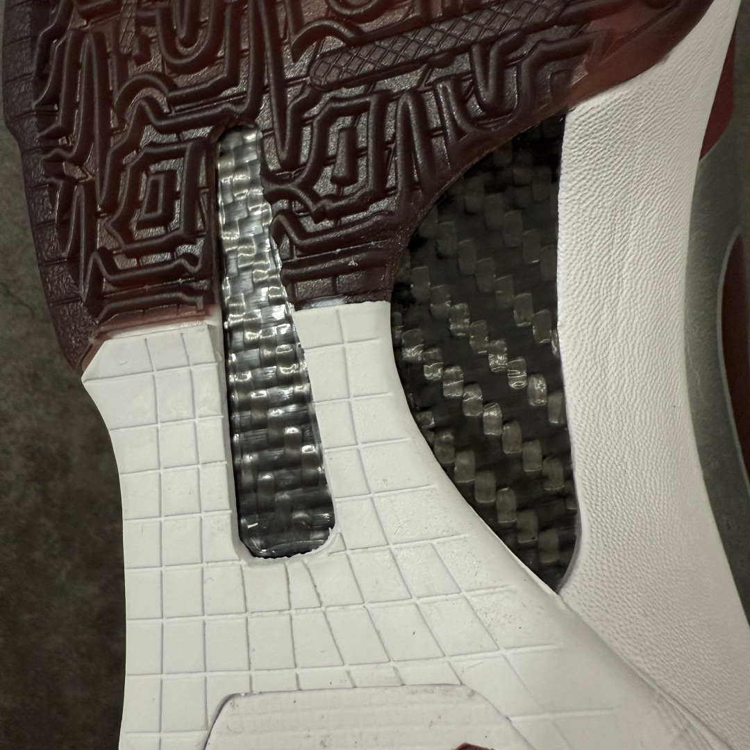 图片[10]-【Star版本】NK Zoom Kobe ZK5 科比5代 银红 IM0557-001 完美复刻公司货 前掌超大Zoom Turbo气垫 后掌EVA缓震 真正的原汁原味 还原ZP脚感 全身鞋材卡料色独家定制 唯一正确喷漆工艺Swoosh 正确凹凸蛇鳞工艺 正确鞋面渐变效果 内全置真动飞态线 独立原厂模具 最大尺码达到48.5码 首批不拼图大几率过验 亲测已过 支持各种高强度实战 无需担心 上脚价 补货周期极长 脚宽建议买大半码 科比系列前掌偏窄 不影响二次销售 支持七天无理由退换 尺码：40 40.5 41 42 42.5 43 44 44.5 45 45.5 46 47.5 48.5-选品中心