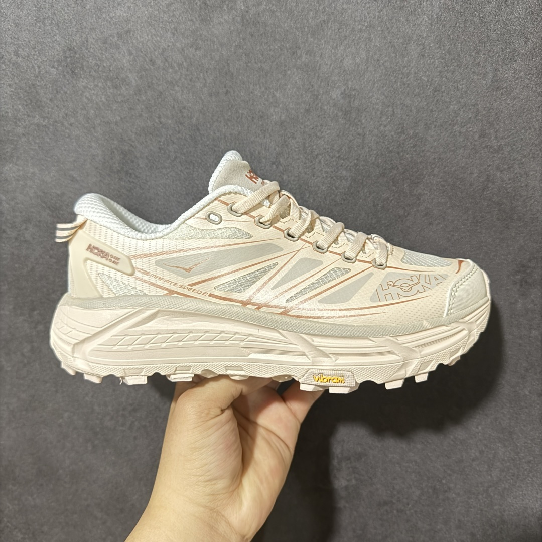 【公司级】Hoka Mafate Speed 2 马法特二代超轻厚底轻量山地跑步鞋 1126851  #轻量化材料Fresh Foam。超轻量中底全部用料过3C认证！ 滚动平衡科技减少33%能量消耗 ！第二代Mafate更是延续精髓设计，并调整了整体的鞋型，修身的鞋型，更加灵巧的感觉一下子来了。外底韧弹感十足的EVA泡绵，结合Vibram橡胶大底，性能稳定输出，无论是平时穿着还是在潮湿的梅雨季节跑步，都是非常优秀的搭配。  尺码：36-45半-选品中心