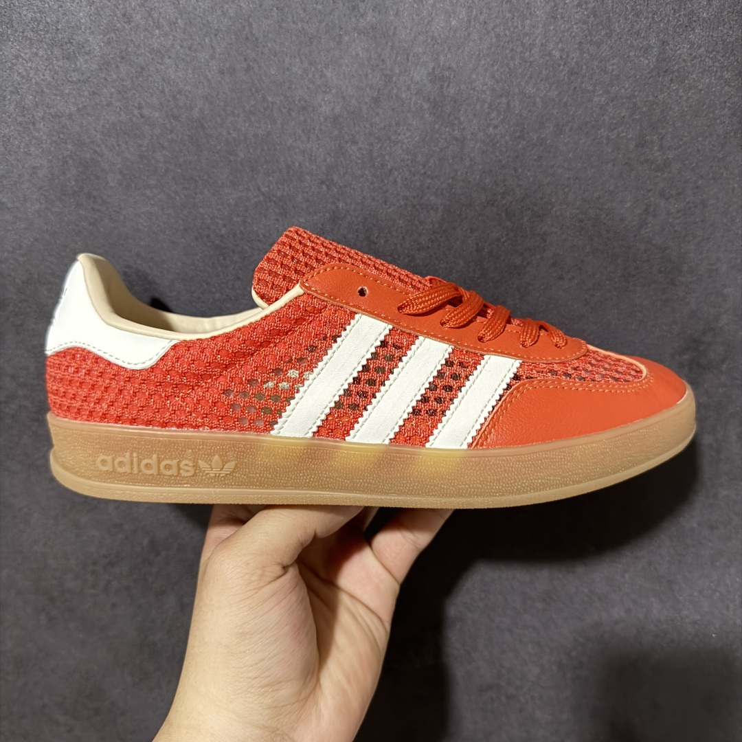 【公司级】Adidas Originals Gazelle INdoor 三叶草休闲防滑耐磨低帮板鞋 鞋头出色设计 塑就出众贴合感 稳固的后跟贴合足部曲线设计 软弹舒适 不易磨脚 橡胶鞋底配合防滑纹路设计 平稳抓地 货号：JS0713 尺码：35.5 36 36.5 37 38 38.5 39 40 40.5 41 42 42.5 43 44 45-选品中心
