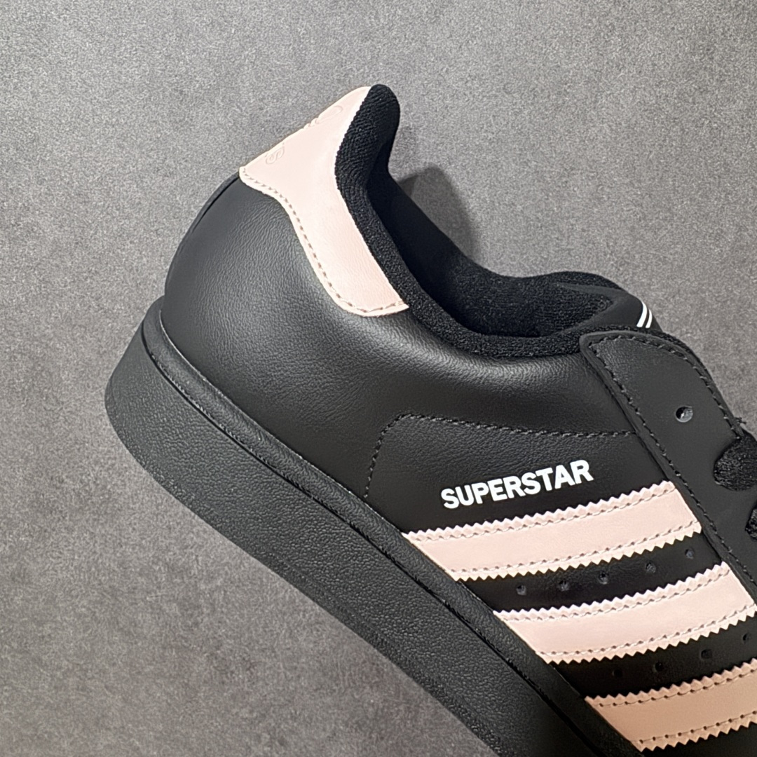 图片[7]-【H11顶级头层版】adidas originals Superstar 2 贝壳头 简约经典 舒适时尚 复古板鞋 男女同款 黑白 货号：JI0079 全新升级版 皮料改进至头层原厂皮 原盒 原底原料 开模打造 原厂织唛鞋标 高精密准度 原楦原纸板开发 匹配原版98%以上 后跟垫棉独家呈现 反口里弧度正确 原厂鞋垫 背胶 后跟电绣针数 与正品一致 原厂皮料 原厂车缝线 质感无敌 皮料切割干净 无任何毛边 清洁度细节完美 进口港宝加持 后跟自然饱满 还原公司包裹性 鞋面采用原装数据贴合技术 全方位贴合包裹脚型 鞋跟部鞋底牵引设计 提供强大的抓地性能 更适应不同实战场地路面 尺码：35.5 36 36.5 37.5 38 38.5 39 40 40.5 41 42 42.5 43 44 45-选品中心