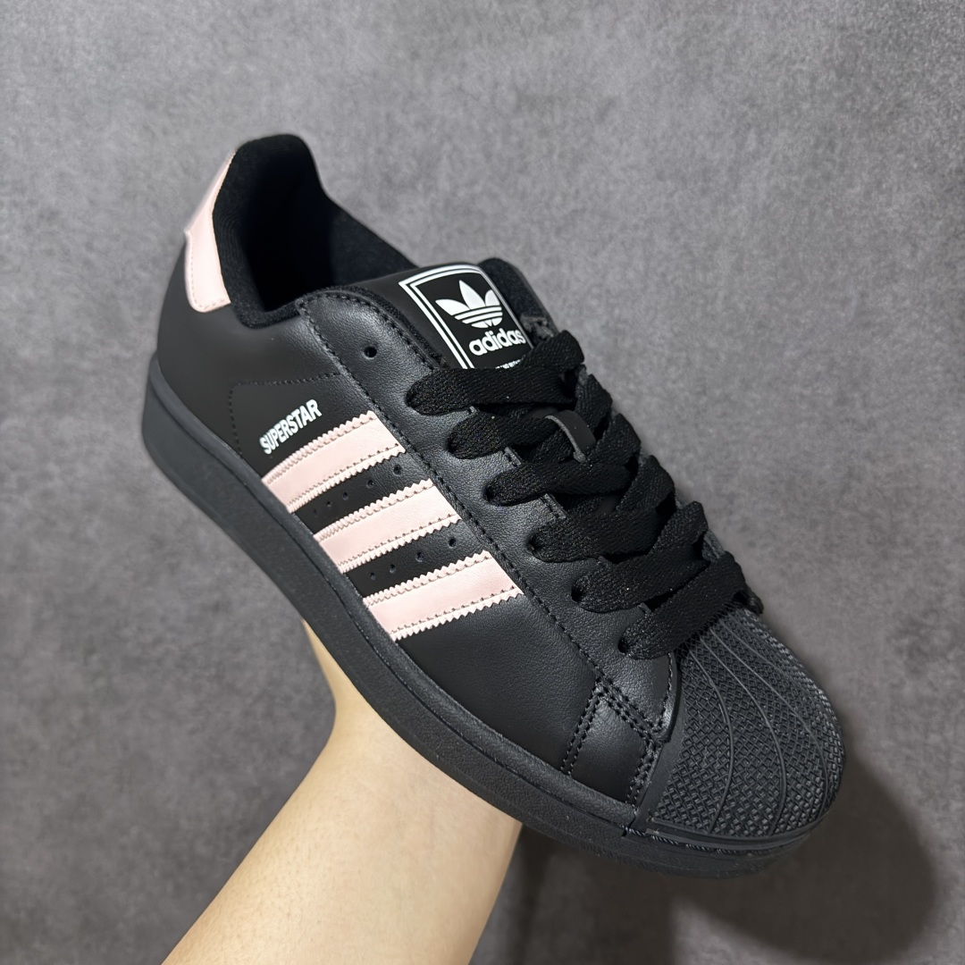 图片[3]-【H11顶级头层版】adidas originals Superstar 2 贝壳头 简约经典 舒适时尚 复古板鞋 男女同款 黑白 货号：JI0079 全新升级版 皮料改进至头层原厂皮 原盒 原底原料 开模打造 原厂织唛鞋标 高精密准度 原楦原纸板开发 匹配原版98%以上 后跟垫棉独家呈现 反口里弧度正确 原厂鞋垫 背胶 后跟电绣针数 与正品一致 原厂皮料 原厂车缝线 质感无敌 皮料切割干净 无任何毛边 清洁度细节完美 进口港宝加持 后跟自然饱满 还原公司包裹性 鞋面采用原装数据贴合技术 全方位贴合包裹脚型 鞋跟部鞋底牵引设计 提供强大的抓地性能 更适应不同实战场地路面 尺码：35.5 36 36.5 37.5 38 38.5 39 40 40.5 41 42 42.5 43 44 45-选品中心