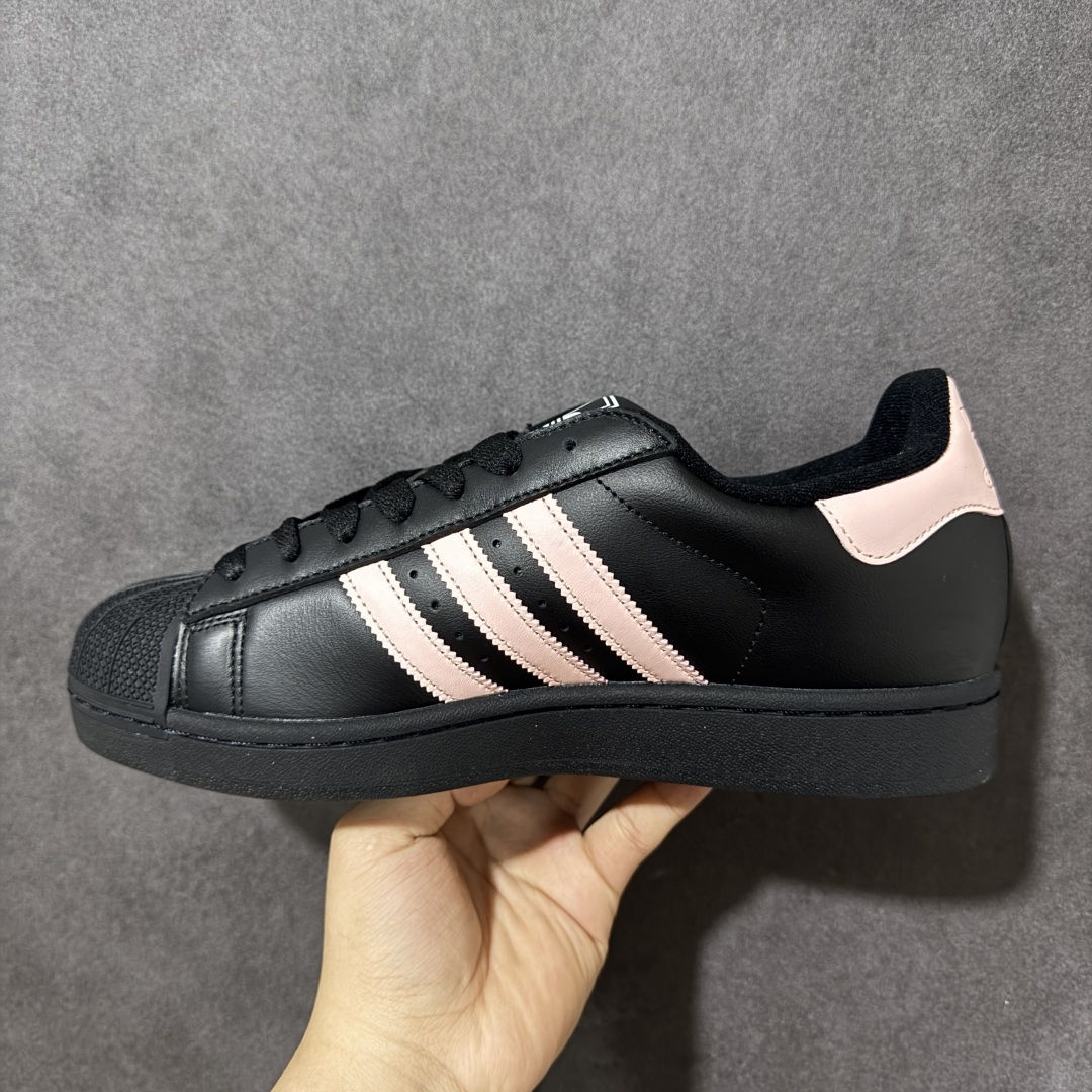 图片[2]-【H11顶级头层版】adidas originals Superstar 2 贝壳头 简约经典 舒适时尚 复古板鞋 男女同款 黑白 货号：JI0079 全新升级版 皮料改进至头层原厂皮 原盒 原底原料 开模打造 原厂织唛鞋标 高精密准度 原楦原纸板开发 匹配原版98%以上 后跟垫棉独家呈现 反口里弧度正确 原厂鞋垫 背胶 后跟电绣针数 与正品一致 原厂皮料 原厂车缝线 质感无敌 皮料切割干净 无任何毛边 清洁度细节完美 进口港宝加持 后跟自然饱满 还原公司包裹性 鞋面采用原装数据贴合技术 全方位贴合包裹脚型 鞋跟部鞋底牵引设计 提供强大的抓地性能 更适应不同实战场地路面 尺码：35.5 36 36.5 37.5 38 38.5 39 40 40.5 41 42 42.5 43 44 45-选品中心