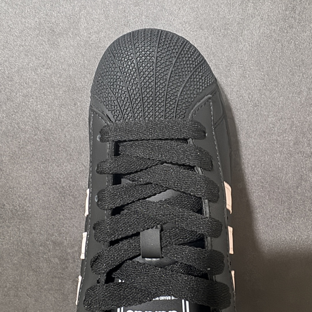 图片[5]-【H11顶级头层版】adidas originals Superstar 2 贝壳头 简约经典 舒适时尚 复古板鞋 男女同款 黑白 货号：JI0079 全新升级版 皮料改进至头层原厂皮 原盒 原底原料 开模打造 原厂织唛鞋标 高精密准度 原楦原纸板开发 匹配原版98%以上 后跟垫棉独家呈现 反口里弧度正确 原厂鞋垫 背胶 后跟电绣针数 与正品一致 原厂皮料 原厂车缝线 质感无敌 皮料切割干净 无任何毛边 清洁度细节完美 进口港宝加持 后跟自然饱满 还原公司包裹性 鞋面采用原装数据贴合技术 全方位贴合包裹脚型 鞋跟部鞋底牵引设计 提供强大的抓地性能 更适应不同实战场地路面 尺码：35.5 36 36.5 37.5 38 38.5 39 40 40.5 41 42 42.5 43 44 45-选品中心