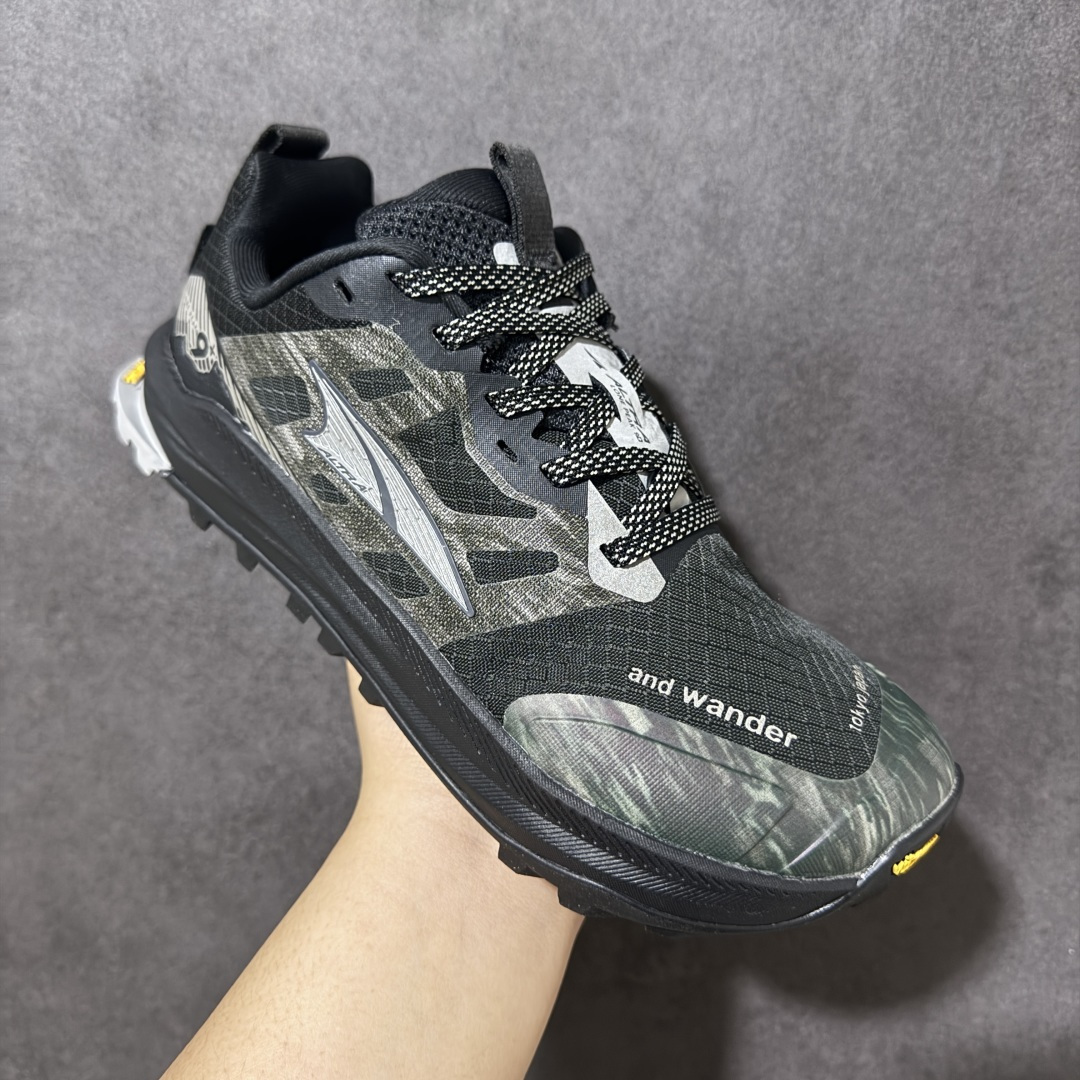 图片[3]-【公司级】Altra Lone Peak 9 舒适运动越野跑鞋 2009年，长跑精英运动员Golden Harper在美国犹他州创立了“Altra Footwear”，跑鞋特点是采用舒适的FootShape™M（很适鞋楦）设计和独特的BalancedCushioning™（平衡缓冲）技术，帮助遭受伤病困扰的跑者回归跑步，从而迅速积累起良好的口碑。2011年品牌迅速发展，屡获大奖。2015年开始不仅占据全美跑鞋前十，足迹更是遍布全球。2016年Altra正式进入中国市场，凭借独特的品牌风格以及出色的性能表现，三年来获得越来越多普通跑者的喜爱。销售业绩增长迅速，成为中国越野跑市场占有量前三的跑鞋品牌。实拍调校N版已经零色差零失真 百分百还原实物色彩所见即所得 不存在货不对板色差等低级问题 选购参考实物拍摄 不混卖不参货 尺码：36 36.5 37 38.5 39 40 40.5 41 42 42.5 43 44 44.5 45 46-选品中心
