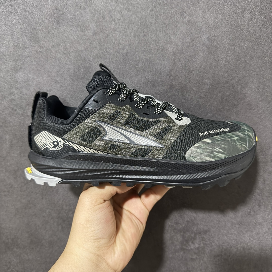 【公司级】Altra Lone Peak 9 舒适运动越野跑鞋 2009年，长跑精英运动员Golden Harper在美国犹他州创立了“Altra Footwear”，跑鞋特点是采用舒适的FootShape™M（很适鞋楦）设计和独特的BalancedCushioning™（平衡缓冲）技术，帮助遭受伤病困扰的跑者回归跑步，从而迅速积累起良好的口碑。2011年品牌迅速发展，屡获大奖。2015年开始不仅占据全美跑鞋前十，足迹更是遍布全球。2016年Altra正式进入中国市场，凭借独特的品牌风格以及出色的性能表现，三年来获得越来越多普通跑者的喜爱。销售业绩增长迅速，成为中国越野跑市场占有量前三的跑鞋品牌。实拍调校N版已经零色差零失真 百分百还原实物色彩所见即所得 不存在货不对板色差等低级问题 选购参考实物拍摄 不混卖不参货 尺码：36 36.5 37 38.5 39 40 40.5 41 42 42.5 43 44 44.5 45 46-选品中心