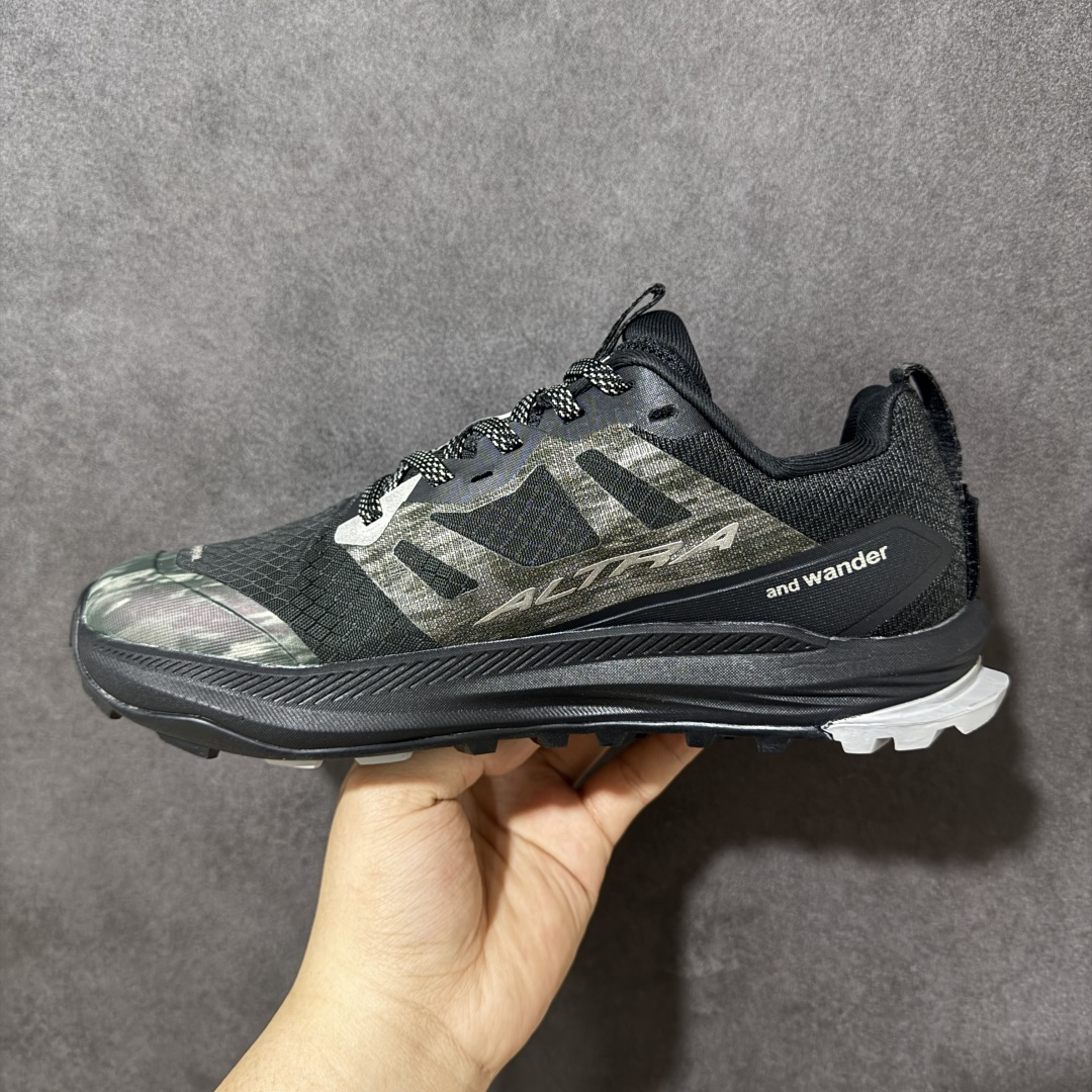 图片[2]-【公司级】Altra Lone Peak 9 舒适运动越野跑鞋 2009年，长跑精英运动员Golden Harper在美国犹他州创立了“Altra Footwear”，跑鞋特点是采用舒适的FootShape™M（很适鞋楦）设计和独特的BalancedCushioning™（平衡缓冲）技术，帮助遭受伤病困扰的跑者回归跑步，从而迅速积累起良好的口碑。2011年品牌迅速发展，屡获大奖。2015年开始不仅占据全美跑鞋前十，足迹更是遍布全球。2016年Altra正式进入中国市场，凭借独特的品牌风格以及出色的性能表现，三年来获得越来越多普通跑者的喜爱。销售业绩增长迅速，成为中国越野跑市场占有量前三的跑鞋品牌。实拍调校N版已经零色差零失真 百分百还原实物色彩所见即所得 不存在货不对板色差等低级问题 选购参考实物拍摄 不混卖不参货 尺码：36 36.5 37 38.5 39 40 40.5 41 42 42.5 43 44 44.5 45 46-选品中心
