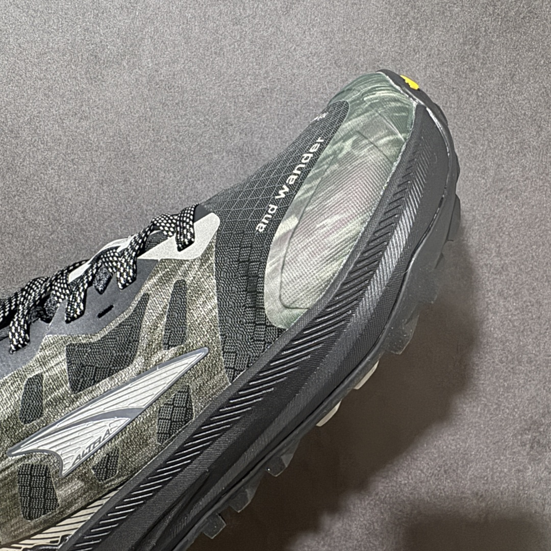 图片[8]-【公司级】Altra Lone Peak 9 舒适运动越野跑鞋 2009年，长跑精英运动员Golden Harper在美国犹他州创立了“Altra Footwear”，跑鞋特点是采用舒适的FootShape™M（很适鞋楦）设计和独特的BalancedCushioning™（平衡缓冲）技术，帮助遭受伤病困扰的跑者回归跑步，从而迅速积累起良好的口碑。2011年品牌迅速发展，屡获大奖。2015年开始不仅占据全美跑鞋前十，足迹更是遍布全球。2016年Altra正式进入中国市场，凭借独特的品牌风格以及出色的性能表现，三年来获得越来越多普通跑者的喜爱。销售业绩增长迅速，成为中国越野跑市场占有量前三的跑鞋品牌。实拍调校N版已经零色差零失真 百分百还原实物色彩所见即所得 不存在货不对板色差等低级问题 选购参考实物拍摄 不混卖不参货 尺码：36 36.5 37 38.5 39 40 40.5 41 42 42.5 43 44 44.5 45 46-选品中心