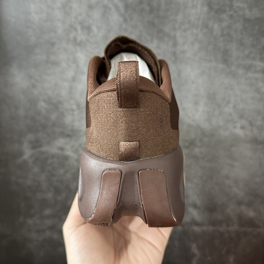 图片[4]-【OG纯原】KITH x ON 昂跑联名 Cloudswift K-Tech 1 系列 3MG10775560 低帮休闲跑步鞋 大厂出品 原版有1比1打造 配件齐全 外贸专供 尺码最大做到46码 市面最高还原度版本 打造最强品质 没有之一 全新开发的鞋面结构，用高透气网布拼了大面积的合成麂皮。这种材质碰撞脱离了普通跑鞋的塑料感，更有时装质感；搭载了On的CloudTec缓震科技和Helion超级泡棉，全新的Cloudswift鞋底结构，脚感和支撑性都拉满，外底还直接刻上了Kith的字母组合，彰显联名身份；翻开鞋底，是定制的Kith Monogram老花外底，既保留了On的专业感，又带点Kith标志性的精致灰调。 男货号：3MG10775560（2026.03.06发售） 女货号：3WG10705560 尺码：36 36.5 37.5 38 38.5 39 40 40.5 41 42 42.5 43 44 44.5 45 46-选品中心