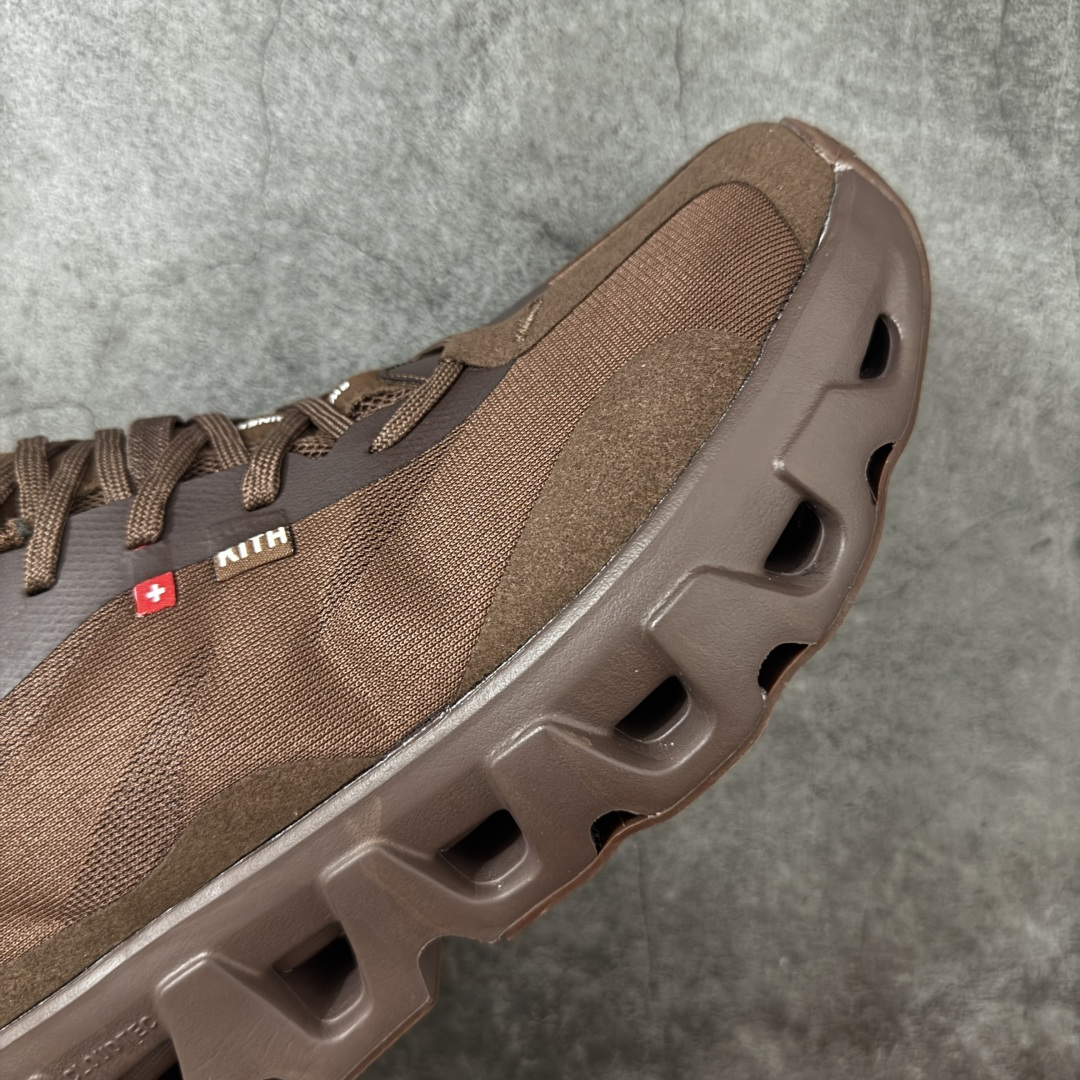 图片[6]-【OG纯原】KITH x ON 昂跑联名 Cloudswift K-Tech 1 系列 3MG10775560 低帮休闲跑步鞋 大厂出品 原版有1比1打造 配件齐全 外贸专供 尺码最大做到46码 市面最高还原度版本 打造最强品质 没有之一 全新开发的鞋面结构，用高透气网布拼了大面积的合成麂皮。这种材质碰撞脱离了普通跑鞋的塑料感，更有时装质感；搭载了On的CloudTec缓震科技和Helion超级泡棉，全新的Cloudswift鞋底结构，脚感和支撑性都拉满，外底还直接刻上了Kith的字母组合，彰显联名身份；翻开鞋底，是定制的Kith Monogram老花外底，既保留了On的专业感，又带点Kith标志性的精致灰调。 男货号：3MG10775560（2026.03.06发售） 女货号：3WG10705560 尺码：36 36.5 37.5 38 38.5 39 40 40.5 41 42 42.5 43 44 44.5 45 46-选品中心
