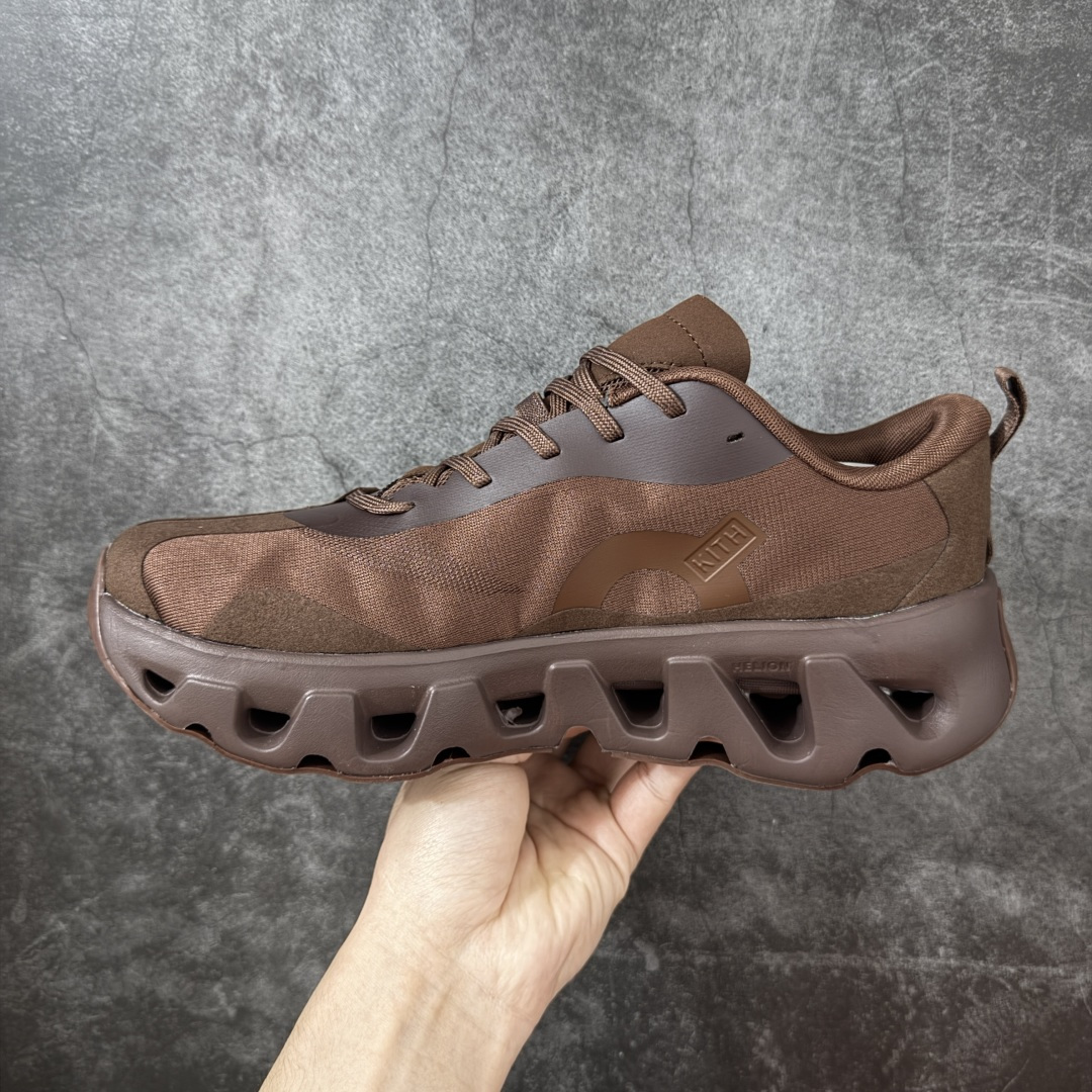 图片[2]-【OG纯原】KITH x ON 昂跑联名 Cloudswift K-Tech 1 系列 3MG10775560 低帮休闲跑步鞋 大厂出品 原版有1比1打造 配件齐全 外贸专供 尺码最大做到46码 市面最高还原度版本 打造最强品质 没有之一 全新开发的鞋面结构，用高透气网布拼了大面积的合成麂皮。这种材质碰撞脱离了普通跑鞋的塑料感，更有时装质感；搭载了On的CloudTec缓震科技和Helion超级泡棉，全新的Cloudswift鞋底结构，脚感和支撑性都拉满，外底还直接刻上了Kith的字母组合，彰显联名身份；翻开鞋底，是定制的Kith Monogram老花外底，既保留了On的专业感，又带点Kith标志性的精致灰调。 男货号：3MG10775560（2026.03.06发售） 女货号：3WG10705560 尺码：36 36.5 37.5 38 38.5 39 40 40.5 41 42 42.5 43 44 44.5 45 46-选品中心