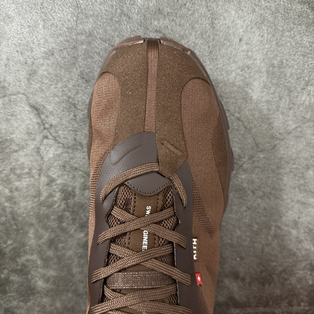 图片[5]-【OG纯原】KITH x ON 昂跑联名 Cloudswift K-Tech 1 系列 3MG10775560 低帮休闲跑步鞋 大厂出品 原版有1比1打造 配件齐全 外贸专供 尺码最大做到46码 市面最高还原度版本 打造最强品质 没有之一 全新开发的鞋面结构，用高透气网布拼了大面积的合成麂皮。这种材质碰撞脱离了普通跑鞋的塑料感，更有时装质感；搭载了On的CloudTec缓震科技和Helion超级泡棉，全新的Cloudswift鞋底结构，脚感和支撑性都拉满，外底还直接刻上了Kith的字母组合，彰显联名身份；翻开鞋底，是定制的Kith Monogram老花外底，既保留了On的专业感，又带点Kith标志性的精致灰调。 男货号：3MG10775560（2026.03.06发售） 女货号：3WG10705560 尺码：36 36.5 37.5 38 38.5 39 40 40.5 41 42 42.5 43 44 44.5 45 46-选品中心