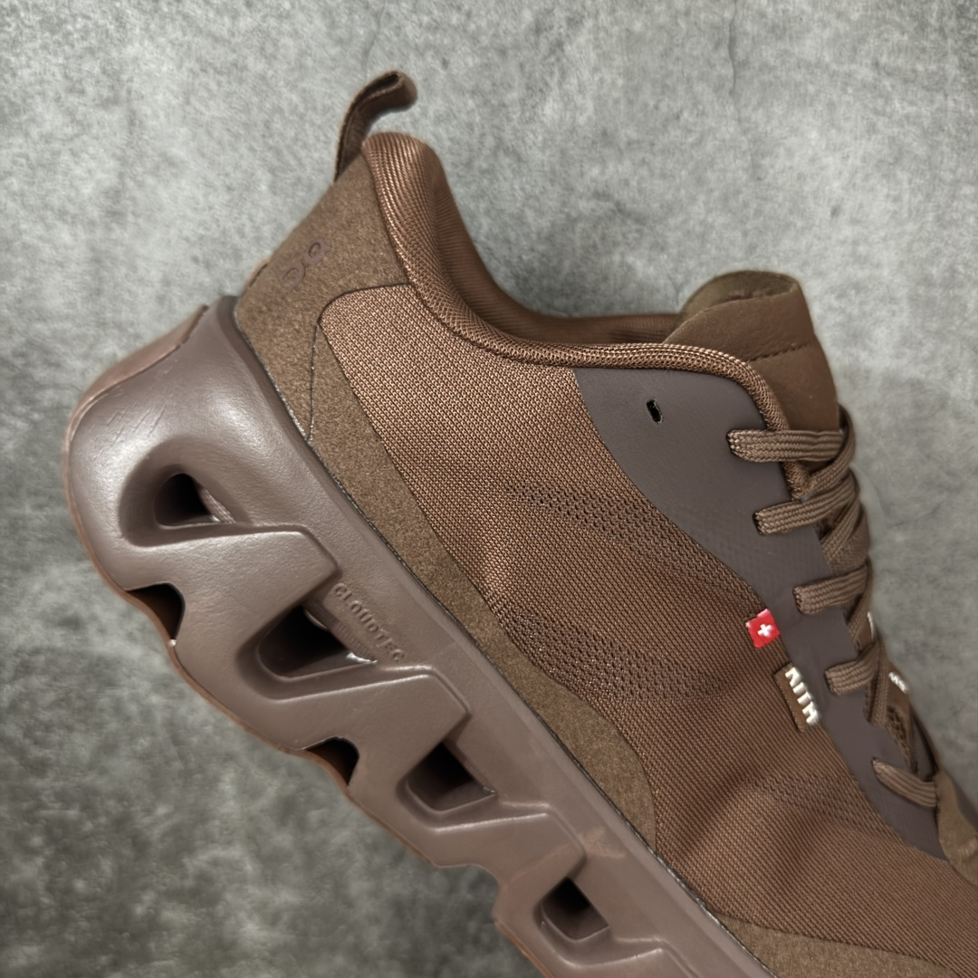 图片[7]-【OG纯原】KITH x ON 昂跑联名 Cloudswift K-Tech 1 系列 3MG10775560 低帮休闲跑步鞋 大厂出品 原版有1比1打造 配件齐全 外贸专供 尺码最大做到46码 市面最高还原度版本 打造最强品质 没有之一 全新开发的鞋面结构，用高透气网布拼了大面积的合成麂皮。这种材质碰撞脱离了普通跑鞋的塑料感，更有时装质感；搭载了On的CloudTec缓震科技和Helion超级泡棉，全新的Cloudswift鞋底结构，脚感和支撑性都拉满，外底还直接刻上了Kith的字母组合，彰显联名身份；翻开鞋底，是定制的Kith Monogram老花外底，既保留了On的专业感，又带点Kith标志性的精致灰调。 男货号：3MG10775560（2026.03.06发售） 女货号：3WG10705560 尺码：36 36.5 37.5 38 38.5 39 40 40.5 41 42 42.5 43 44 44.5 45 46-选品中心
