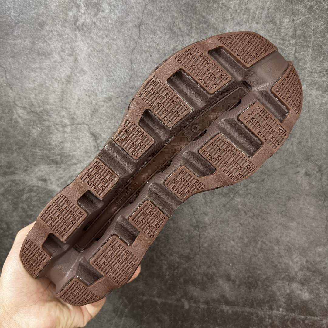 图片[9]-【OG纯原】KITH x ON 昂跑联名 Cloudswift K-Tech 1 系列 3MG10775560 低帮休闲跑步鞋 大厂出品 原版有1比1打造 配件齐全 外贸专供 尺码最大做到46码 市面最高还原度版本 打造最强品质 没有之一 全新开发的鞋面结构，用高透气网布拼了大面积的合成麂皮。这种材质碰撞脱离了普通跑鞋的塑料感，更有时装质感；搭载了On的CloudTec缓震科技和Helion超级泡棉，全新的Cloudswift鞋底结构，脚感和支撑性都拉满，外底还直接刻上了Kith的字母组合，彰显联名身份；翻开鞋底，是定制的Kith Monogram老花外底，既保留了On的专业感，又带点Kith标志性的精致灰调。 男货号：3MG10775560（2026.03.06发售） 女货号：3WG10705560 尺码：36 36.5 37.5 38 38.5 39 40 40.5 41 42 42.5 43 44 44.5 45 46-选品中心