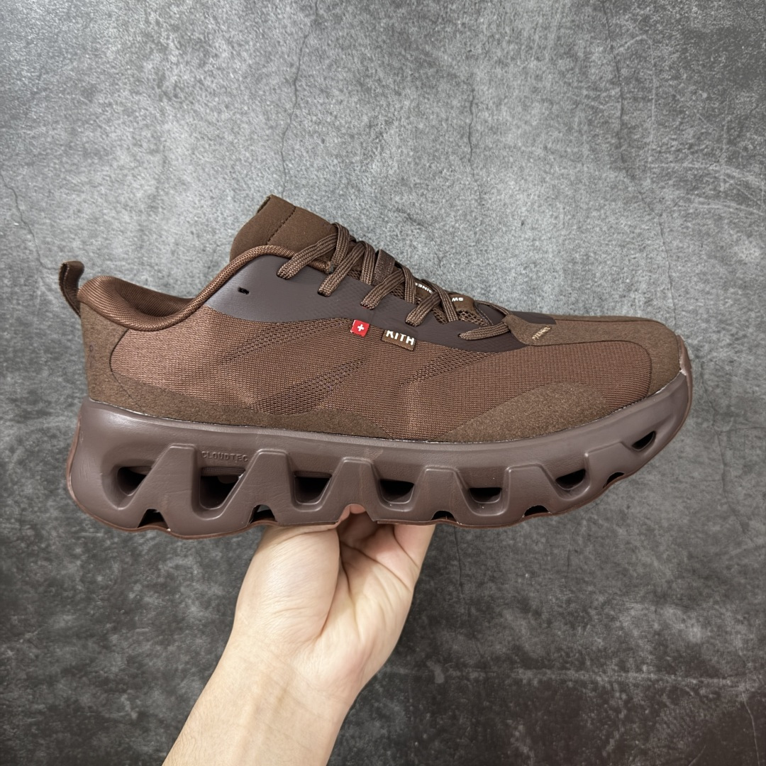 【OG纯原】KITH x ON 昂跑联名 Cloudswift K-Tech 1 系列 3MG10775560 低帮休闲跑步鞋 大厂出品 原版有1比1打造 配件齐全 外贸专供 尺码最大做到46码 市面最高还原度版本 打造最强品质 没有之一 全新开发的鞋面结构，用高透气网布拼了大面积的合成麂皮。这种材质碰撞脱离了普通跑鞋的塑料感，更有时装质感；搭载了On的CloudTec缓震科技和Helion超级泡棉，全新的Cloudswift鞋底结构，脚感和支撑性都拉满，外底还直接刻上了Kith的字母组合，彰显联名身份；翻开鞋底，是定制的Kith Monogram老花外底，既保留了On的专业感，又带点Kith标志性的精致灰调。 男货号：3MG10775560（2026.03.06发售） 女货号：3WG10705560 尺码：36 36.5 37.5 38 38.5 39 40 40.5 41 42 42.5 43 44 44.5 45 46-选品中心