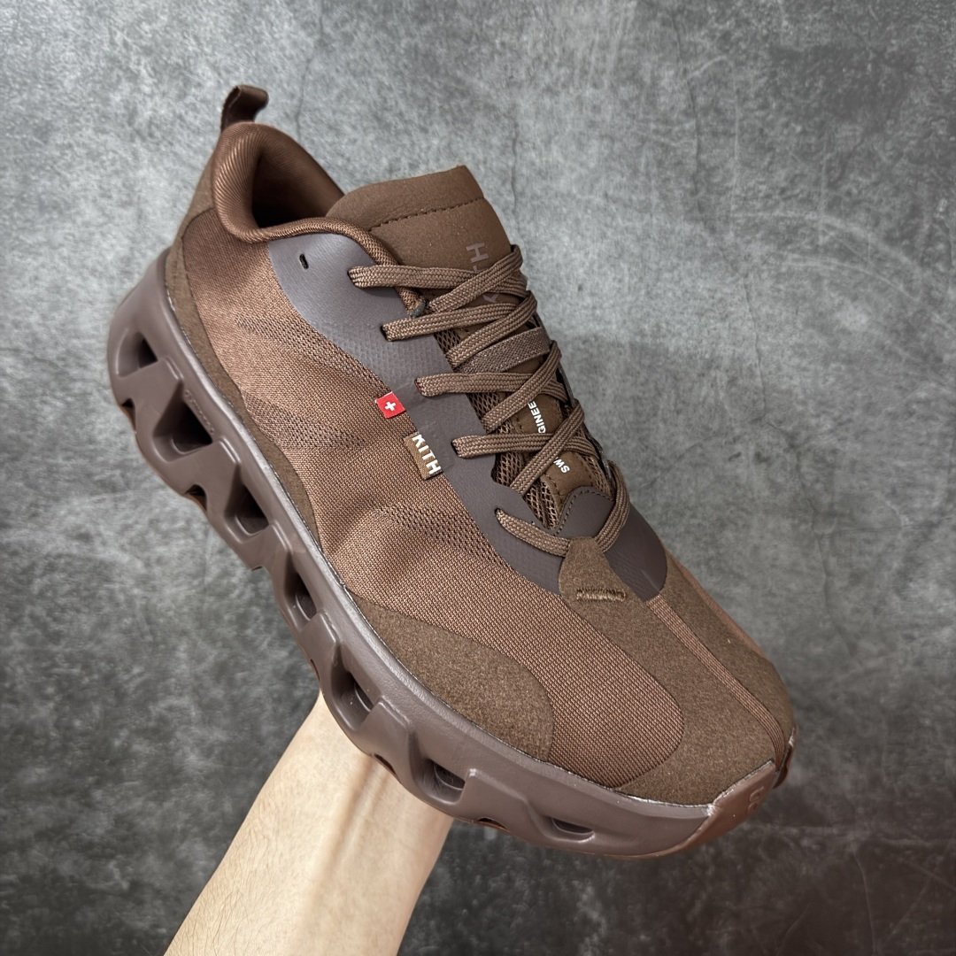 图片[3]-【OG纯原】KITH x ON 昂跑联名 Cloudswift K-Tech 1 系列 3MG10775560 低帮休闲跑步鞋 大厂出品 原版有1比1打造 配件齐全 外贸专供 尺码最大做到46码 市面最高还原度版本 打造最强品质 没有之一 全新开发的鞋面结构，用高透气网布拼了大面积的合成麂皮。这种材质碰撞脱离了普通跑鞋的塑料感，更有时装质感；搭载了On的CloudTec缓震科技和Helion超级泡棉，全新的Cloudswift鞋底结构，脚感和支撑性都拉满，外底还直接刻上了Kith的字母组合，彰显联名身份；翻开鞋底，是定制的Kith Monogram老花外底，既保留了On的专业感，又带点Kith标志性的精致灰调。 男货号：3MG10775560（2026.03.06发售） 女货号：3WG10705560 尺码：36 36.5 37.5 38 38.5 39 40 40.5 41 42 42.5 43 44 44.5 45 46-选品中心