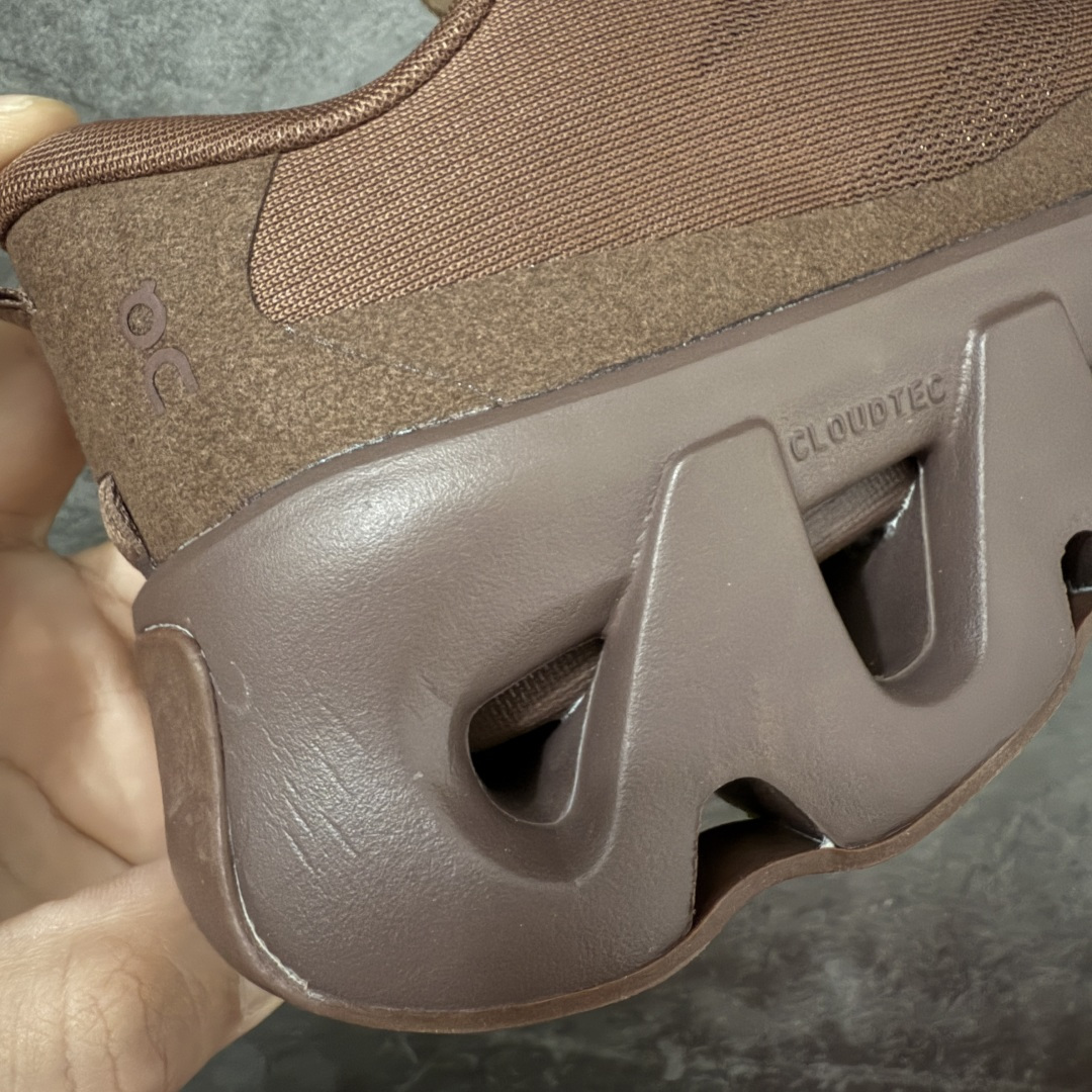图片[3]-【OG纯原】KITH x ON 昂跑联名 Cloudswift K-Tech 1 系列 3MG10775560 低帮休闲跑步鞋 大厂出品 原版有1比1打造 配件齐全 外贸专供 尺码最大做到46码 市面最高还原度版本 打造最强品质 没有之一 全新开发的鞋面结构，用高透气网布拼了大面积的合成麂皮。这种材质碰撞脱离了普通跑鞋的塑料感，更有时装质感；搭载了On的CloudTec缓震科技和Helion超级泡棉，全新的Cloudswift鞋底结构，脚感和支撑性都拉满，外底还直接刻上了Kith的字母组合，彰显联名身份；翻开鞋底，是定制的Kith Monogram老花外底，既保留了On的专业感，又带点Kith标志性的精致灰调。 男货号：3MG10775560（2026.03.06发售） 女货号：3WG10705560 尺码：36 36.5 37.5 38 38.5 39 40 40.5 41 42 42.5 43 44 44.5 45 46-选品中心