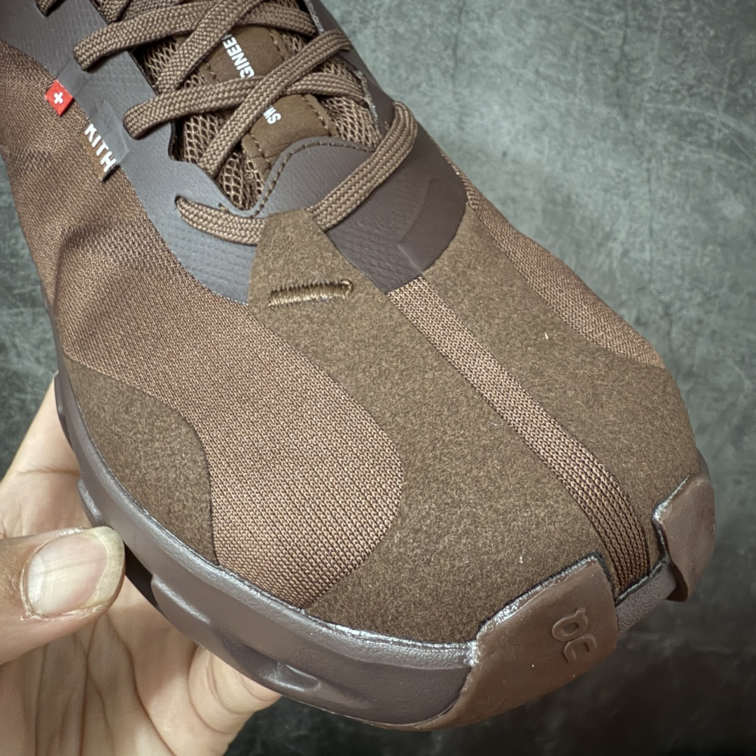 图片[5]-【OG纯原】KITH x ON 昂跑联名 Cloudswift K-Tech 1 系列 3MG10775560 低帮休闲跑步鞋 大厂出品 原版有1比1打造 配件齐全 外贸专供 尺码最大做到46码 市面最高还原度版本 打造最强品质 没有之一 全新开发的鞋面结构，用高透气网布拼了大面积的合成麂皮。这种材质碰撞脱离了普通跑鞋的塑料感，更有时装质感；搭载了On的CloudTec缓震科技和Helion超级泡棉，全新的Cloudswift鞋底结构，脚感和支撑性都拉满，外底还直接刻上了Kith的字母组合，彰显联名身份；翻开鞋底，是定制的Kith Monogram老花外底，既保留了On的专业感，又带点Kith标志性的精致灰调。 男货号：3MG10775560（2026.03.06发售） 女货号：3WG10705560 尺码：36 36.5 37.5 38 38.5 39 40 40.5 41 42 42.5 43 44 44.5 45 46-选品中心