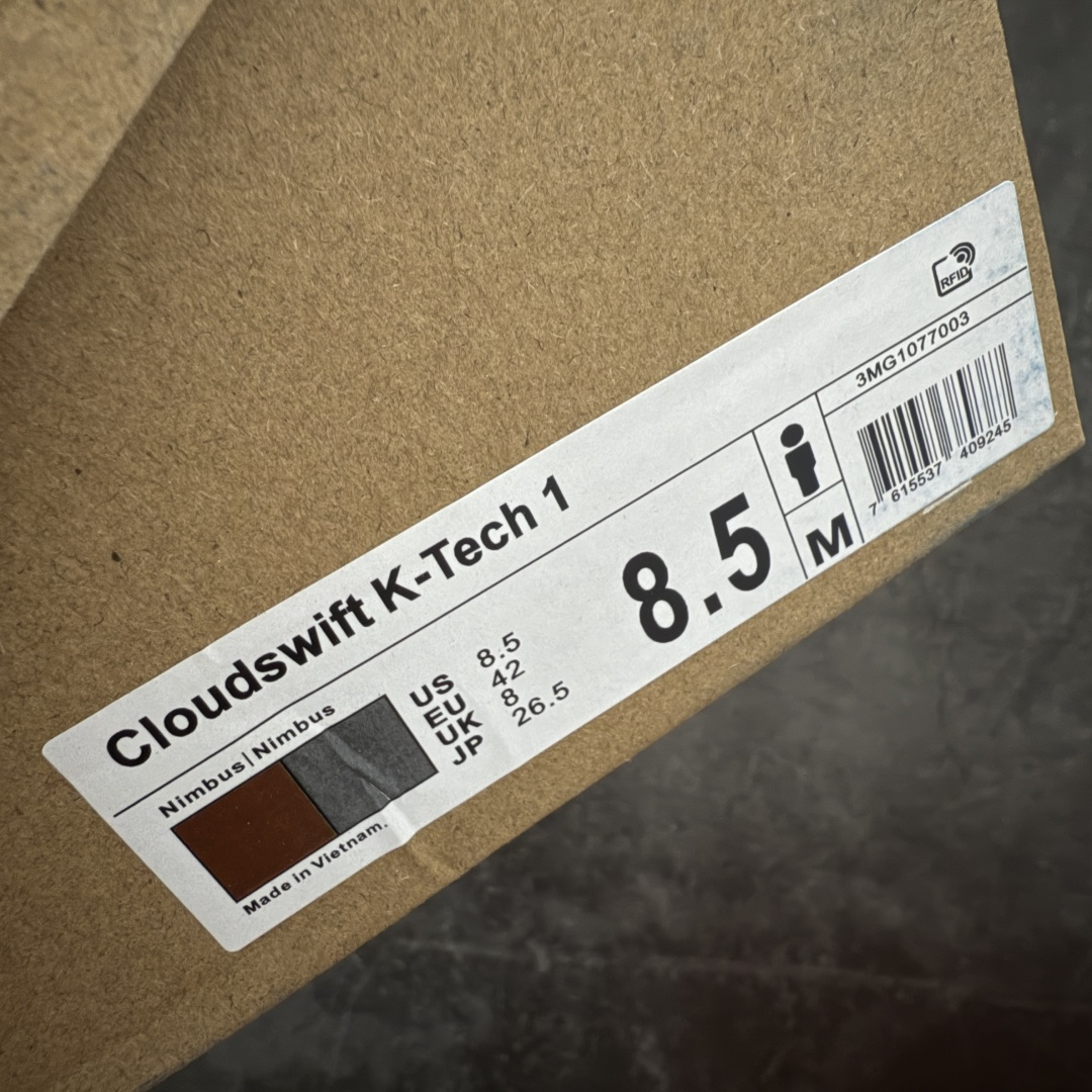 图片[11]-【OG纯原】KITH x ON 昂跑联名 Cloudswift K-Tech 1 系列 3MG10775560 低帮休闲跑步鞋 大厂出品 原版有1比1打造 配件齐全 外贸专供 尺码最大做到46码 市面最高还原度版本 打造最强品质 没有之一 全新开发的鞋面结构，用高透气网布拼了大面积的合成麂皮。这种材质碰撞脱离了普通跑鞋的塑料感，更有时装质感；搭载了On的CloudTec缓震科技和Helion超级泡棉，全新的Cloudswift鞋底结构，脚感和支撑性都拉满，外底还直接刻上了Kith的字母组合，彰显联名身份；翻开鞋底，是定制的Kith Monogram老花外底，既保留了On的专业感，又带点Kith标志性的精致灰调。 男货号：3MG10775560（2026.03.06发售） 女货号：3WG10705560 尺码：36 36.5 37.5 38 38.5 39 40 40.5 41 42 42.5 43 44 44.5 45 46-选品中心