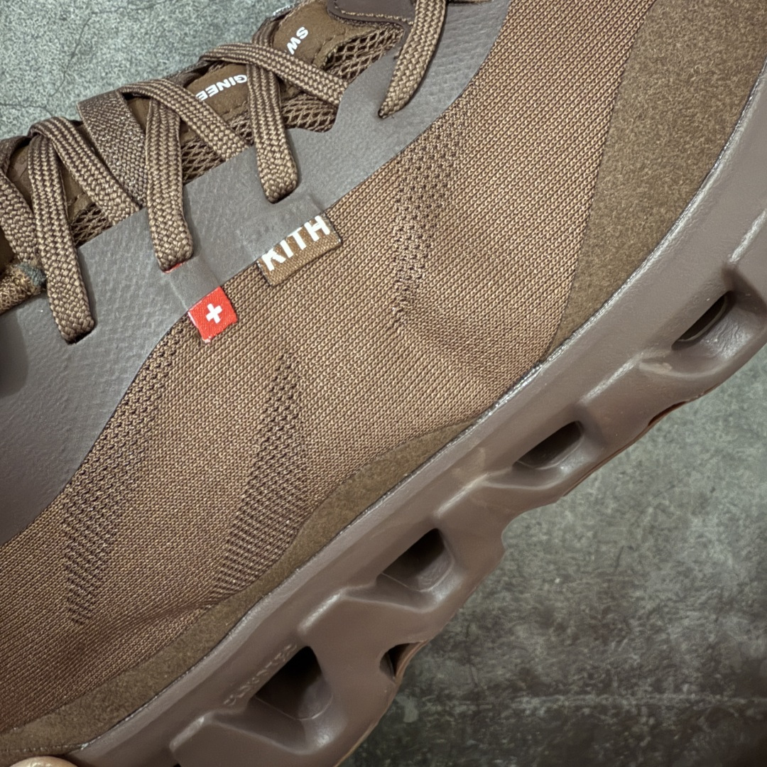 图片[4]-【OG纯原】KITH x ON 昂跑联名 Cloudswift K-Tech 1 系列 3MG10775560 低帮休闲跑步鞋 大厂出品 原版有1比1打造 配件齐全 外贸专供 尺码最大做到46码 市面最高还原度版本 打造最强品质 没有之一 全新开发的鞋面结构，用高透气网布拼了大面积的合成麂皮。这种材质碰撞脱离了普通跑鞋的塑料感，更有时装质感；搭载了On的CloudTec缓震科技和Helion超级泡棉，全新的Cloudswift鞋底结构，脚感和支撑性都拉满，外底还直接刻上了Kith的字母组合，彰显联名身份；翻开鞋底，是定制的Kith Monogram老花外底，既保留了On的专业感，又带点Kith标志性的精致灰调。 男货号：3MG10775560（2026.03.06发售） 女货号：3WG10705560 尺码：36 36.5 37.5 38 38.5 39 40 40.5 41 42 42.5 43 44 44.5 45 46-选品中心