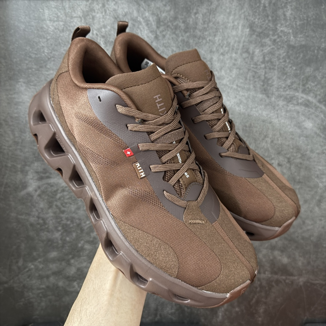 【OG纯原】KITH x ON 昂跑联名 Cloudswift K-Tech 1 系列 3MG10775560 低帮休闲跑步鞋 大厂出品 原版有1比1打造 配件齐全 外贸专供 尺码最大做到46码 市面最高还原度版本 打造最强品质 没有之一 全新开发的鞋面结构，用高透气网布拼了大面积的合成麂皮。这种材质碰撞脱离了普通跑鞋的塑料感，更有时装质感；搭载了On的CloudTec缓震科技和Helion超级泡棉，全新的Cloudswift鞋底结构，脚感和支撑性都拉满，外底还直接刻上了Kith的字母组合，彰显联名身份；翻开鞋底，是定制的Kith Monogram老花外底，既保留了On的专业感，又带点Kith标志性的精致灰调。 男货号：3MG10775560（2026.03.06发售） 女货号：3WG10705560 尺码：36 36.5 37.5 38 38.5 39 40 40.5 41 42 42.5 43 44 44.5 45 46-选品中心
