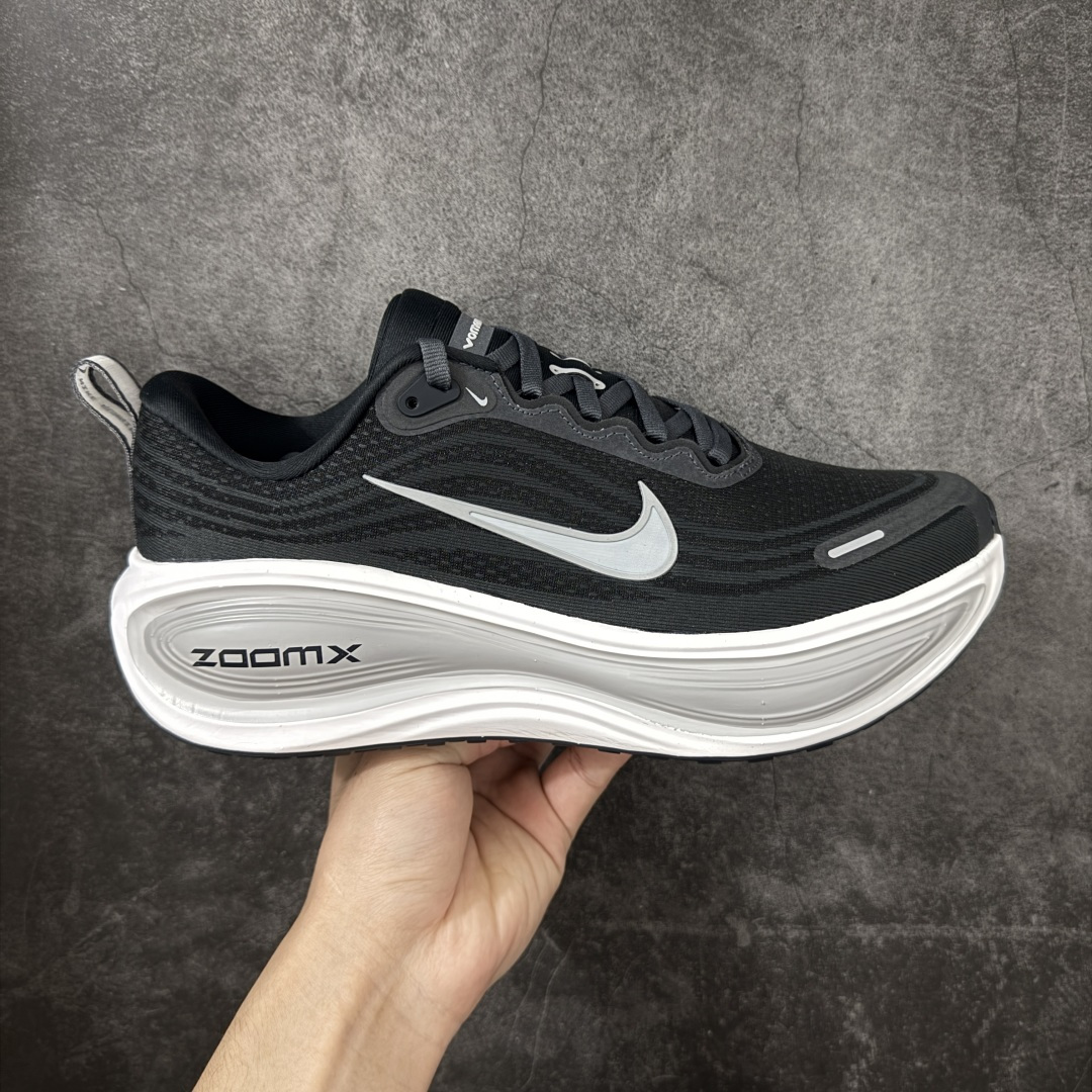 【XE纯原版】Nike Air Zoom Vomero Plus 全新科技运动跑HV8150-008    目前市场最强品质 原版购入开发 鞋面采用硅胶发泡立体印刷 临界ZOOM X泡棉超软弹大底 区别市场一体底 超高质检清洁度 一切材质配件均与原版一致 原楦原纸板开发 匹配原版98%以上 完美弧度版型 原厂鞋标 立体反光鞋盒标 鞋盒防撞海绵 高端玩家必推版本 高价零售必推版本 欢迎对比市面任意版本‼️ 这双鞋简直是时尚与科技的完美融合。 经典黑色鞋面，质感爆棚，搭配超亮眼的银色大勾子，瞬间成为街头焦点。不仅颜值在线，缓震性能更是一绝 不管是日常出街还是慢跑锻炼，都能给双脚极致舒适体验。  码数超全，36- 46 码任你选！别犹豫啦，穿上它，轻松走出潮流范，开启你的时尚运动新旅程！ 码段：36-46-选品中心