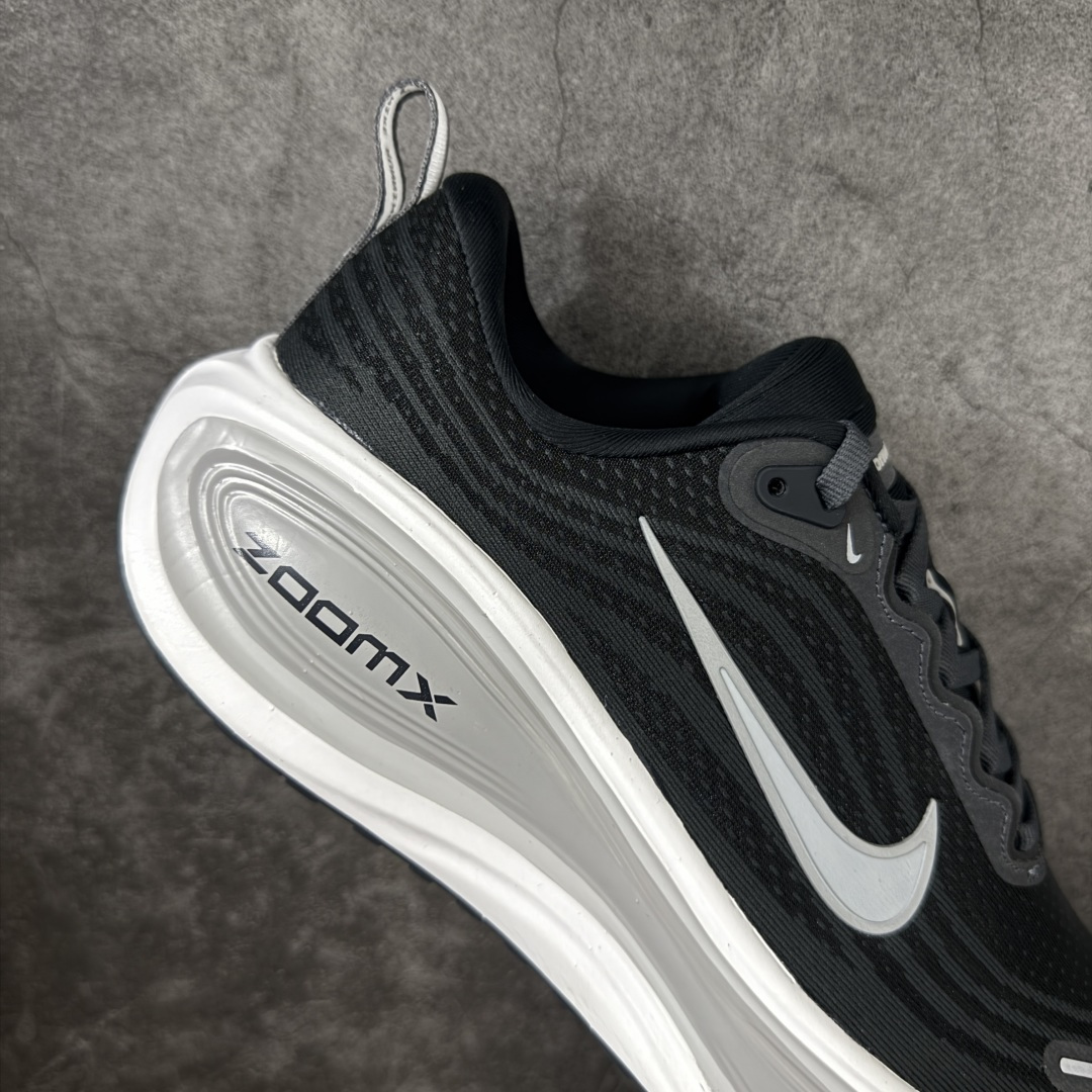 图片[7]-【XE纯原版】Nike Air Zoom Vomero Plus 全新科技运动跑HV8150-008    目前市场最强品质 原版购入开发 鞋面采用硅胶发泡立体印刷 临界ZOOM X泡棉超软弹大底 区别市场一体底 超高质检清洁度 一切材质配件均与原版一致 原楦原纸板开发 匹配原版98%以上 完美弧度版型 原厂鞋标 立体反光鞋盒标 鞋盒防撞海绵 高端玩家必推版本 高价零售必推版本 欢迎对比市面任意版本‼️ 这双鞋简直是时尚与科技的完美融合。 经典黑色鞋面，质感爆棚，搭配超亮眼的银色大勾子，瞬间成为街头焦点。不仅颜值在线，缓震性能更是一绝 不管是日常出街还是慢跑锻炼，都能给双脚极致舒适体验。  码数超全，36- 46 码任你选！别犹豫啦，穿上它，轻松走出潮流范，开启你的时尚运动新旅程！ 码段：36-46-选品中心