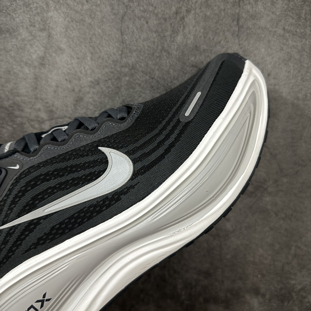 图片[6]-【XE纯原版】Nike Air Zoom Vomero Plus 全新科技运动跑HV8150-008    目前市场最强品质 原版购入开发 鞋面采用硅胶发泡立体印刷 临界ZOOM X泡棉超软弹大底 区别市场一体底 超高质检清洁度 一切材质配件均与原版一致 原楦原纸板开发 匹配原版98%以上 完美弧度版型 原厂鞋标 立体反光鞋盒标 鞋盒防撞海绵 高端玩家必推版本 高价零售必推版本 欢迎对比市面任意版本‼️ 这双鞋简直是时尚与科技的完美融合。 经典黑色鞋面，质感爆棚，搭配超亮眼的银色大勾子，瞬间成为街头焦点。不仅颜值在线，缓震性能更是一绝 不管是日常出街还是慢跑锻炼，都能给双脚极致舒适体验。  码数超全，36- 46 码任你选！别犹豫啦，穿上它，轻松走出潮流范，开启你的时尚运动新旅程！ 码段：36-46-选品中心