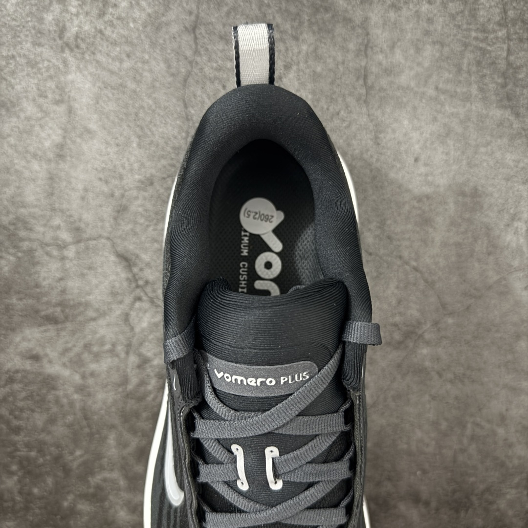 图片[8]-【XE纯原版】Nike Air Zoom Vomero Plus 全新科技运动跑HV8150-008    目前市场最强品质 原版购入开发 鞋面采用硅胶发泡立体印刷 临界ZOOM X泡棉超软弹大底 区别市场一体底 超高质检清洁度 一切材质配件均与原版一致 原楦原纸板开发 匹配原版98%以上 完美弧度版型 原厂鞋标 立体反光鞋盒标 鞋盒防撞海绵 高端玩家必推版本 高价零售必推版本 欢迎对比市面任意版本‼️ 这双鞋简直是时尚与科技的完美融合。 经典黑色鞋面，质感爆棚，搭配超亮眼的银色大勾子，瞬间成为街头焦点。不仅颜值在线，缓震性能更是一绝 不管是日常出街还是慢跑锻炼，都能给双脚极致舒适体验。  码数超全，36- 46 码任你选！别犹豫啦，穿上它，轻松走出潮流范，开启你的时尚运动新旅程！ 码段：36-46-选品中心