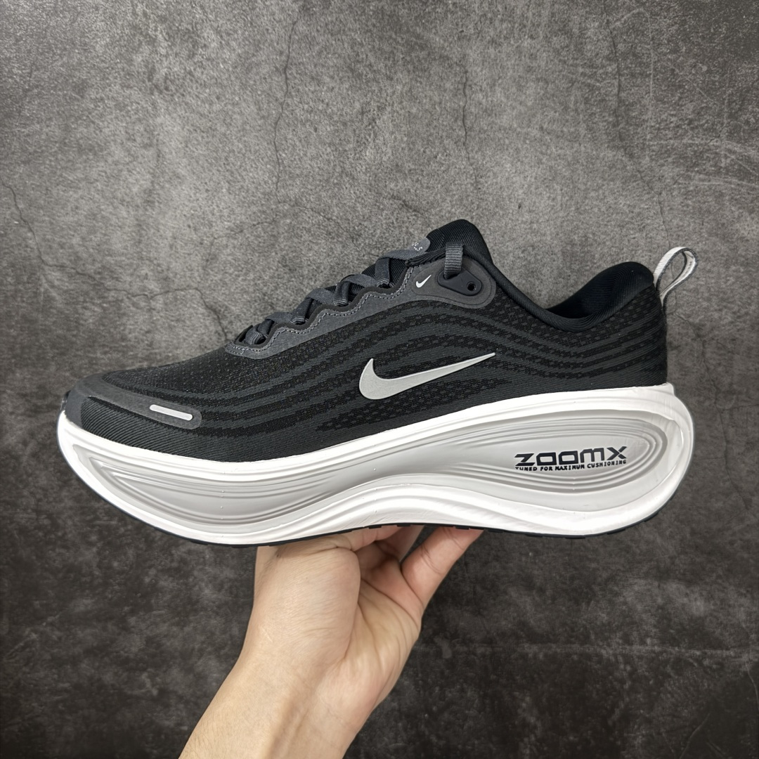 图片[2]-【XE纯原版】Nike Air Zoom Vomero Plus 全新科技运动跑HV8150-008    目前市场最强品质 原版购入开发 鞋面采用硅胶发泡立体印刷 临界ZOOM X泡棉超软弹大底 区别市场一体底 超高质检清洁度 一切材质配件均与原版一致 原楦原纸板开发 匹配原版98%以上 完美弧度版型 原厂鞋标 立体反光鞋盒标 鞋盒防撞海绵 高端玩家必推版本 高价零售必推版本 欢迎对比市面任意版本‼️ 这双鞋简直是时尚与科技的完美融合。 经典黑色鞋面，质感爆棚，搭配超亮眼的银色大勾子，瞬间成为街头焦点。不仅颜值在线，缓震性能更是一绝 不管是日常出街还是慢跑锻炼，都能给双脚极致舒适体验。  码数超全，36- 46 码任你选！别犹豫啦，穿上它，轻松走出潮流范，开启你的时尚运动新旅程！ 码段：36-46-选品中心