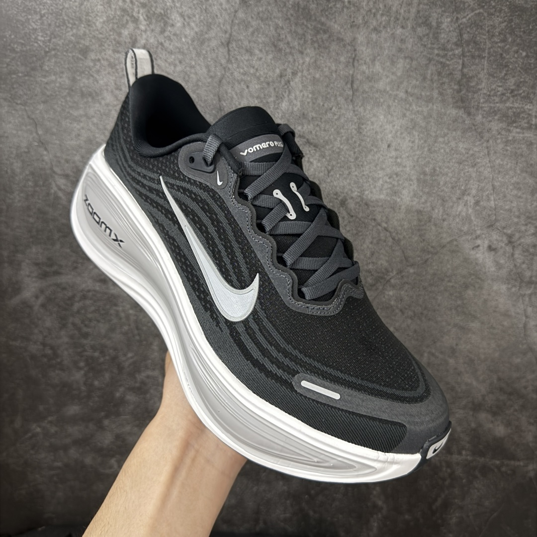 图片[3]-【XE纯原版】Nike Air Zoom Vomero Plus 全新科技运动跑HV8150-008    目前市场最强品质 原版购入开发 鞋面采用硅胶发泡立体印刷 临界ZOOM X泡棉超软弹大底 区别市场一体底 超高质检清洁度 一切材质配件均与原版一致 原楦原纸板开发 匹配原版98%以上 完美弧度版型 原厂鞋标 立体反光鞋盒标 鞋盒防撞海绵 高端玩家必推版本 高价零售必推版本 欢迎对比市面任意版本‼️ 这双鞋简直是时尚与科技的完美融合。 经典黑色鞋面，质感爆棚，搭配超亮眼的银色大勾子，瞬间成为街头焦点。不仅颜值在线，缓震性能更是一绝 不管是日常出街还是慢跑锻炼，都能给双脚极致舒适体验。  码数超全，36- 46 码任你选！别犹豫啦，穿上它，轻松走出潮流范，开启你的时尚运动新旅程！ 码段：36-46-选品中心