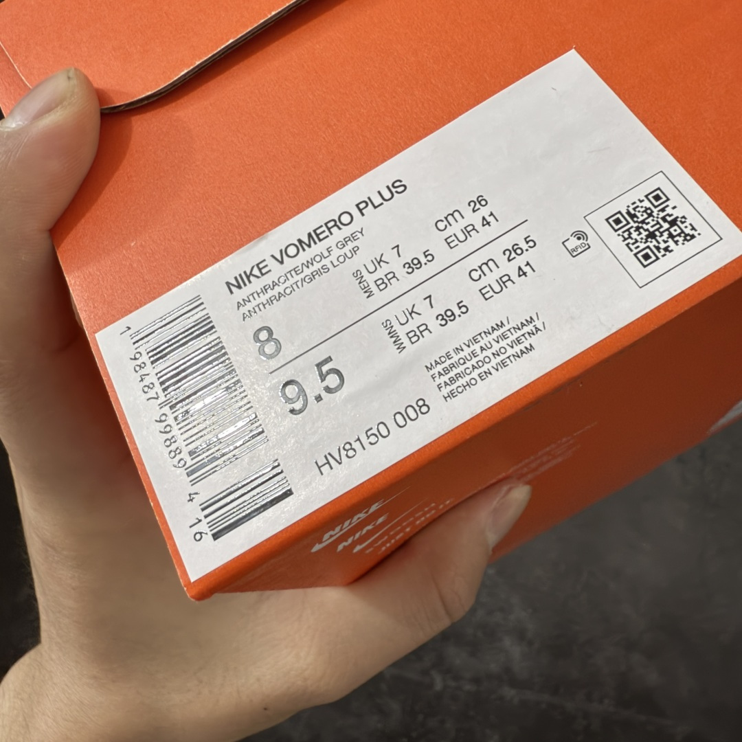 图片[10]-【XE纯原版】Nike Air Zoom Vomero Plus 全新科技运动跑HV8150-008    目前市场最强品质 原版购入开发 鞋面采用硅胶发泡立体印刷 临界ZOOM X泡棉超软弹大底 区别市场一体底 超高质检清洁度 一切材质配件均与原版一致 原楦原纸板开发 匹配原版98%以上 完美弧度版型 原厂鞋标 立体反光鞋盒标 鞋盒防撞海绵 高端玩家必推版本 高价零售必推版本 欢迎对比市面任意版本‼️ 这双鞋简直是时尚与科技的完美融合。 经典黑色鞋面，质感爆棚，搭配超亮眼的银色大勾子，瞬间成为街头焦点。不仅颜值在线，缓震性能更是一绝 不管是日常出街还是慢跑锻炼，都能给双脚极致舒适体验。  码数超全，36- 46 码任你选！别犹豫啦，穿上它，轻松走出潮流范，开启你的时尚运动新旅程！ 码段：36-46-选品中心