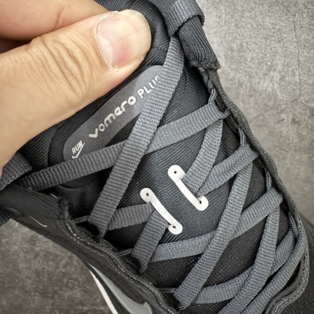图片[6]-【XE纯原版】Nike Air Zoom Vomero Plus 全新科技运动跑HV8150-008    目前市场最强品质 原版购入开发 鞋面采用硅胶发泡立体印刷 临界ZOOM X泡棉超软弹大底 区别市场一体底 超高质检清洁度 一切材质配件均与原版一致 原楦原纸板开发 匹配原版98%以上 完美弧度版型 原厂鞋标 立体反光鞋盒标 鞋盒防撞海绵 高端玩家必推版本 高价零售必推版本 欢迎对比市面任意版本‼️ 这双鞋简直是时尚与科技的完美融合。 经典黑色鞋面，质感爆棚，搭配超亮眼的银色大勾子，瞬间成为街头焦点。不仅颜值在线，缓震性能更是一绝 不管是日常出街还是慢跑锻炼，都能给双脚极致舒适体验。  码数超全，36- 46 码任你选！别犹豫啦，穿上它，轻松走出潮流范，开启你的时尚运动新旅程！ 码段：36-46-选品中心