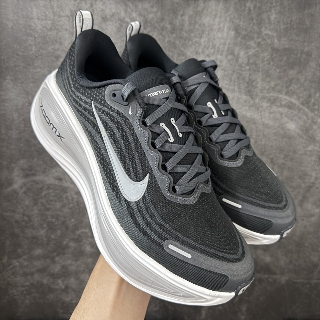 【XE纯原版】Nike Air Zoom Vomero Plus 全新科技运动跑HV8150-008    目前市场最强品质 原版购入开发 鞋面采用硅胶发泡立体印刷 临界ZOOM X泡棉超软弹大底 区别市场一体底 超高质检清洁度 一切材质配件均与原版一致 原楦原纸板开发 匹配原版98%以上 完美弧度版型 原厂鞋标 立体反光鞋盒标 鞋盒防撞海绵 高端玩家必推版本 高价零售必推版本 欢迎对比市面任意版本‼️ 这双鞋简直是时尚与科技的完美融合。 经典黑色鞋面，质感爆棚，搭配超亮眼的银色大勾子，瞬间成为街头焦点。不仅颜值在线，缓震性能更是一绝 不管是日常出街还是慢跑锻炼，都能给双脚极致舒适体验。  码数超全，36- 46 码任你选！别犹豫啦，穿上它，轻松走出潮流范，开启你的时尚运动新旅程！ 码段：36-46-选品中心