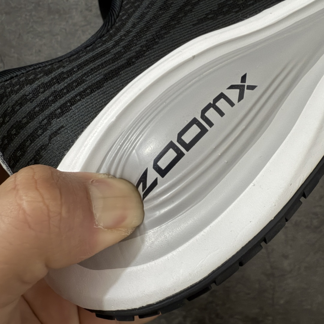 图片[3]-【XE纯原版】Nike Air Zoom Vomero Plus 全新科技运动跑HV8150-008    目前市场最强品质 原版购入开发 鞋面采用硅胶发泡立体印刷 临界ZOOM X泡棉超软弹大底 区别市场一体底 超高质检清洁度 一切材质配件均与原版一致 原楦原纸板开发 匹配原版98%以上 完美弧度版型 原厂鞋标 立体反光鞋盒标 鞋盒防撞海绵 高端玩家必推版本 高价零售必推版本 欢迎对比市面任意版本‼️ 这双鞋简直是时尚与科技的完美融合。 经典黑色鞋面，质感爆棚，搭配超亮眼的银色大勾子，瞬间成为街头焦点。不仅颜值在线，缓震性能更是一绝 不管是日常出街还是慢跑锻炼，都能给双脚极致舒适体验。  码数超全，36- 46 码任你选！别犹豫啦，穿上它，轻松走出潮流范，开启你的时尚运动新旅程！ 码段：36-46-选品中心