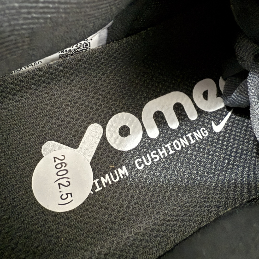 图片[7]-【XE纯原版】Nike Air Zoom Vomero Plus 全新科技运动跑HV8150-008    目前市场最强品质 原版购入开发 鞋面采用硅胶发泡立体印刷 临界ZOOM X泡棉超软弹大底 区别市场一体底 超高质检清洁度 一切材质配件均与原版一致 原楦原纸板开发 匹配原版98%以上 完美弧度版型 原厂鞋标 立体反光鞋盒标 鞋盒防撞海绵 高端玩家必推版本 高价零售必推版本 欢迎对比市面任意版本‼️ 这双鞋简直是时尚与科技的完美融合。 经典黑色鞋面，质感爆棚，搭配超亮眼的银色大勾子，瞬间成为街头焦点。不仅颜值在线，缓震性能更是一绝 不管是日常出街还是慢跑锻炼，都能给双脚极致舒适体验。  码数超全，36- 46 码任你选！别犹豫啦，穿上它，轻松走出潮流范，开启你的时尚运动新旅程！ 码段：36-46-选品中心