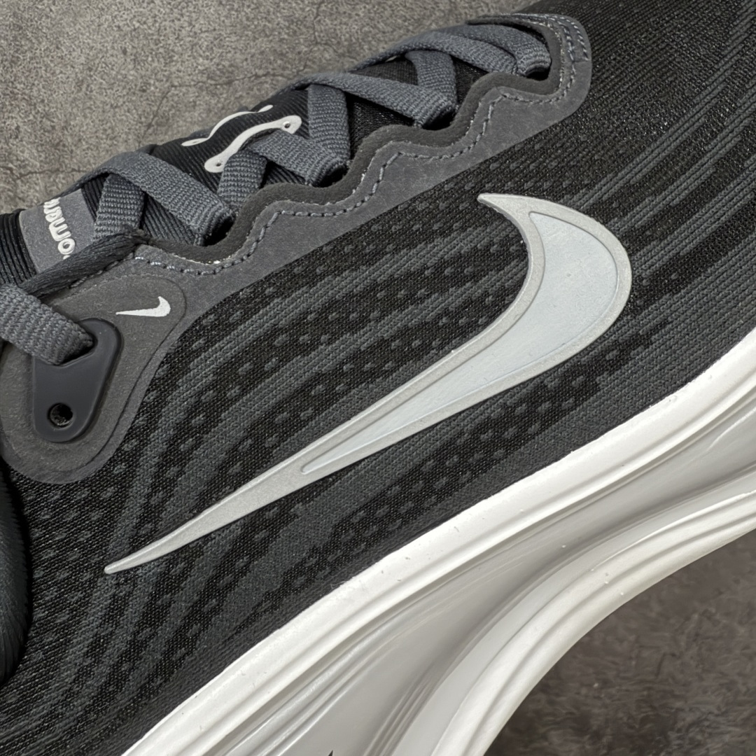 图片[4]-【XE纯原版】Nike Air Zoom Vomero Plus 全新科技运动跑HV8150-008    目前市场最强品质 原版购入开发 鞋面采用硅胶发泡立体印刷 临界ZOOM X泡棉超软弹大底 区别市场一体底 超高质检清洁度 一切材质配件均与原版一致 原楦原纸板开发 匹配原版98%以上 完美弧度版型 原厂鞋标 立体反光鞋盒标 鞋盒防撞海绵 高端玩家必推版本 高价零售必推版本 欢迎对比市面任意版本‼️ 这双鞋简直是时尚与科技的完美融合。 经典黑色鞋面，质感爆棚，搭配超亮眼的银色大勾子，瞬间成为街头焦点。不仅颜值在线，缓震性能更是一绝 不管是日常出街还是慢跑锻炼，都能给双脚极致舒适体验。  码数超全，36- 46 码任你选！别犹豫啦，穿上它，轻松走出潮流范，开启你的时尚运动新旅程！ 码段：36-46-选品中心