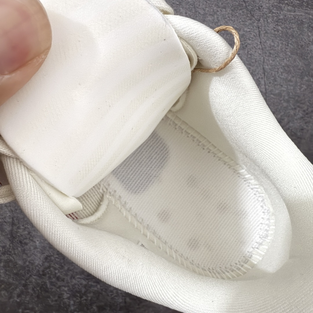 图片[10]-【XE版本】Adidas Adizero EVO SL 马拉松竞速专业跑鞋 市场最强版出货 原材料 内置碳板 原厂网纱潮流 超临界发泡大底 脚感软弹度与原版几乎无差别 细节目前市场最接近原版品质 外贸专供 最大做到48码 此款针织网面非常轻薄 纤维间的缝隙很大 可以保证跑步时的透气、排汗效果 鞋舌直接与两侧的内衬和鞋底连接在一起 在跑步过程中不会被鞋舌的左右移动所困扰 在标准鞋带孔的基础上再拓宽一组鞋带孔 适合不同脚型的需求 突破性 EnergyRods 技术，有助于跑者实现更好的成绩 中底独特的LIGHTSTRIKE PRO泡棉材质 微弹感觉在跑步过程中给予了良好的支撑体验 对于顶级精英和高水平进阶跑者来说 ADIOS PRO是一双值得信赖的竞速比赛用鞋 货号：JS1182 尺码：36-48-选品中心