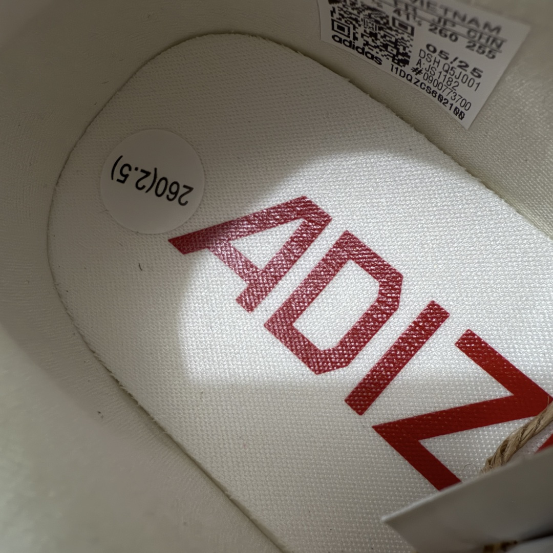 图片[9]-【XE版本】Adidas Adizero EVO SL 马拉松竞速专业跑鞋 市场最强版出货 原材料 内置碳板 原厂网纱潮流 超临界发泡大底 脚感软弹度与原版几乎无差别 细节目前市场最接近原版品质 外贸专供 最大做到48码 此款针织网面非常轻薄 纤维间的缝隙很大 可以保证跑步时的透气、排汗效果 鞋舌直接与两侧的内衬和鞋底连接在一起 在跑步过程中不会被鞋舌的左右移动所困扰 在标准鞋带孔的基础上再拓宽一组鞋带孔 适合不同脚型的需求 突破性 EnergyRods 技术，有助于跑者实现更好的成绩 中底独特的LIGHTSTRIKE PRO泡棉材质 微弹感觉在跑步过程中给予了良好的支撑体验 对于顶级精英和高水平进阶跑者来说 ADIOS PRO是一双值得信赖的竞速比赛用鞋 货号：JS1182 尺码：36-48-选品中心