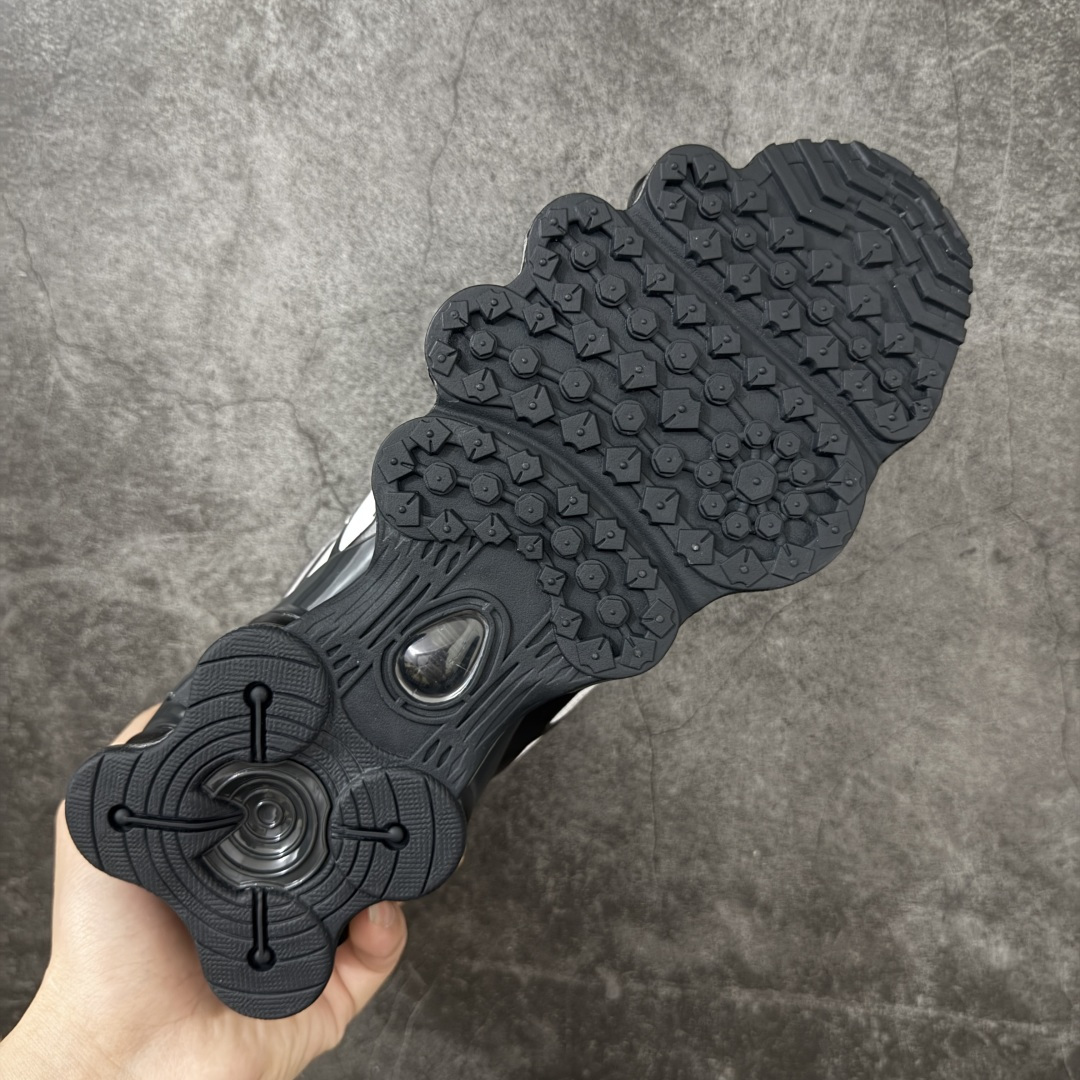图片[9]-【Max纯原版】原版开发 Nike Shox TL系列 灰黑色 IH1336-002 NK Shox TL系列 复古舒适百搭防滑耐磨低邦柱形气垫休闲跑步鞋 鞋面采用了轻质化的材料打造，搭载鞋带系带系统以及鞋舌部分的特殊控制模块，科技感十足；采用透气纺织品和网眼鞋面与标志性的Nike Shox技术，同时提供更轻盈的感觉和大胆的外观；鞋身大面积采用织物与皮革材质拼接设计，搭配Dri-FITz透气网面，透气性拉满不闷脚。中底前掌搭载Air Max科技，后掌配置Shoxy缓震气柱，前掌气垫提供灵敏回弹，中底的气柱设计也很加分，外观上科技感十足；设计彰显个性，复古造型适配多种穿搭风格。 尺码：39 40 40.5 41 42 42.5 43 44 44.5 45 45.5 46 46.5 47.5-选品中心